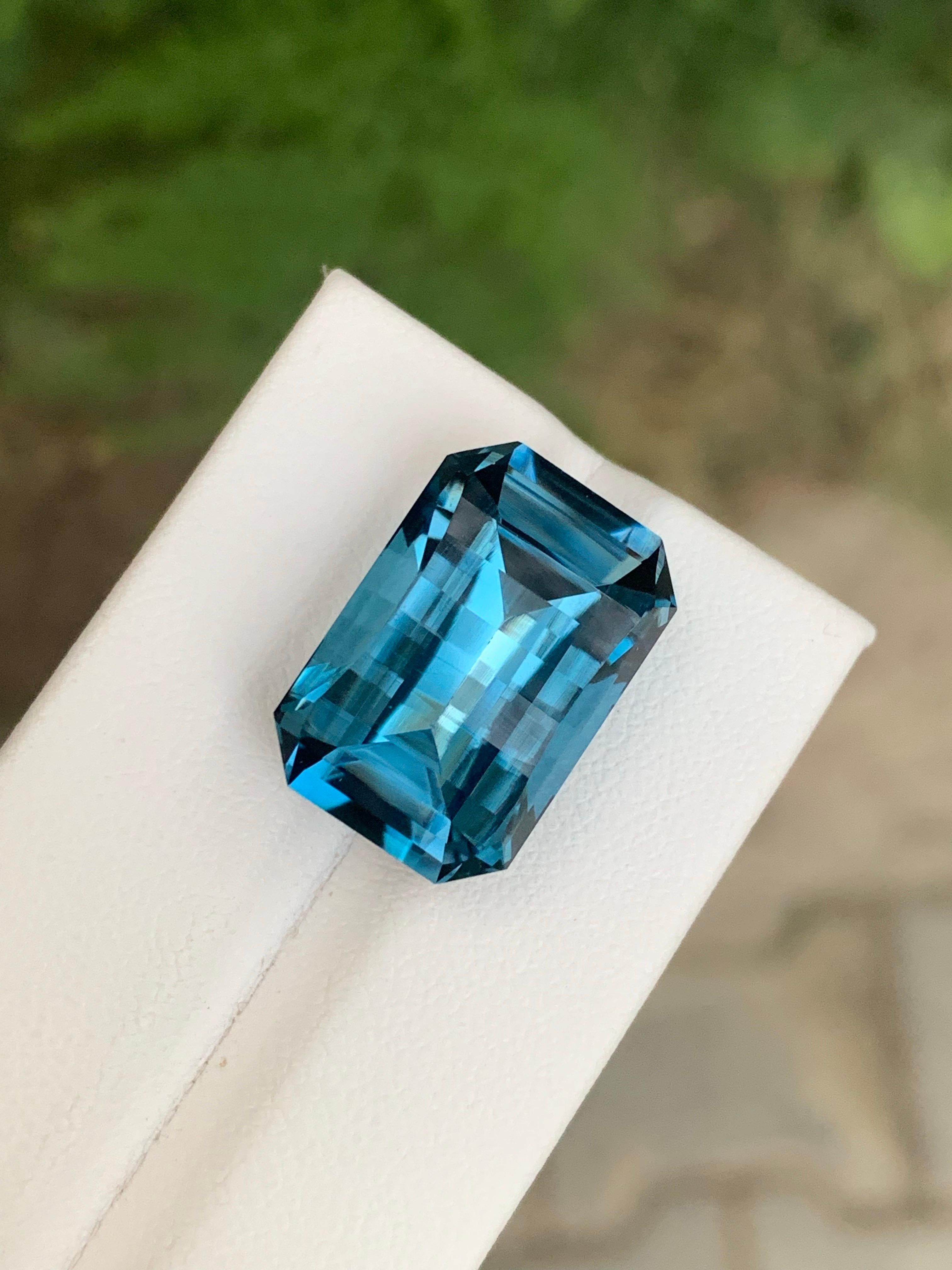 da uomo o donna 22.75 Carat Natural Loose London blue Topaz Pixel Cut Gemstone From Brazil in vendita