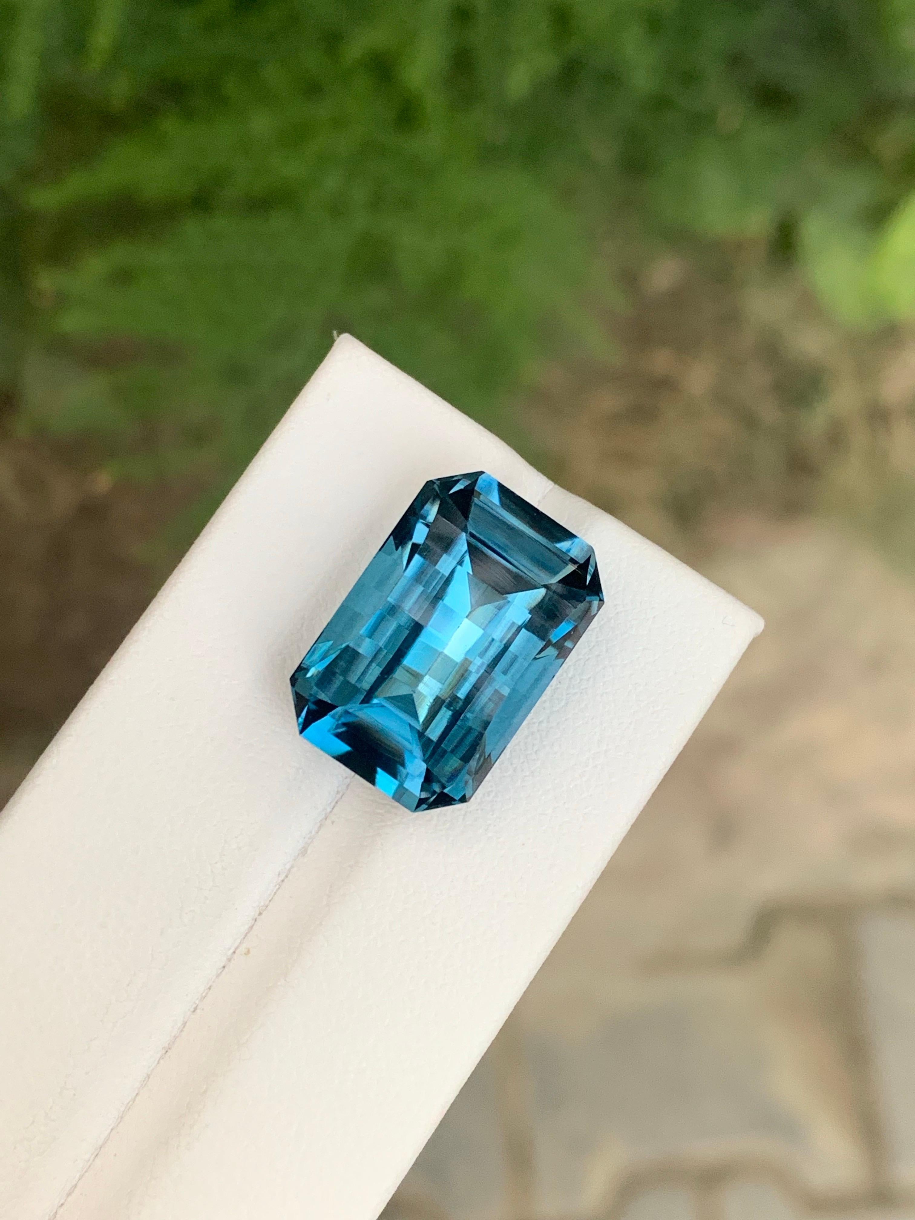 22.75 Carat Natural Loose London blue Topaz Pixel Cut Gemstone From Brazil in vendita 1