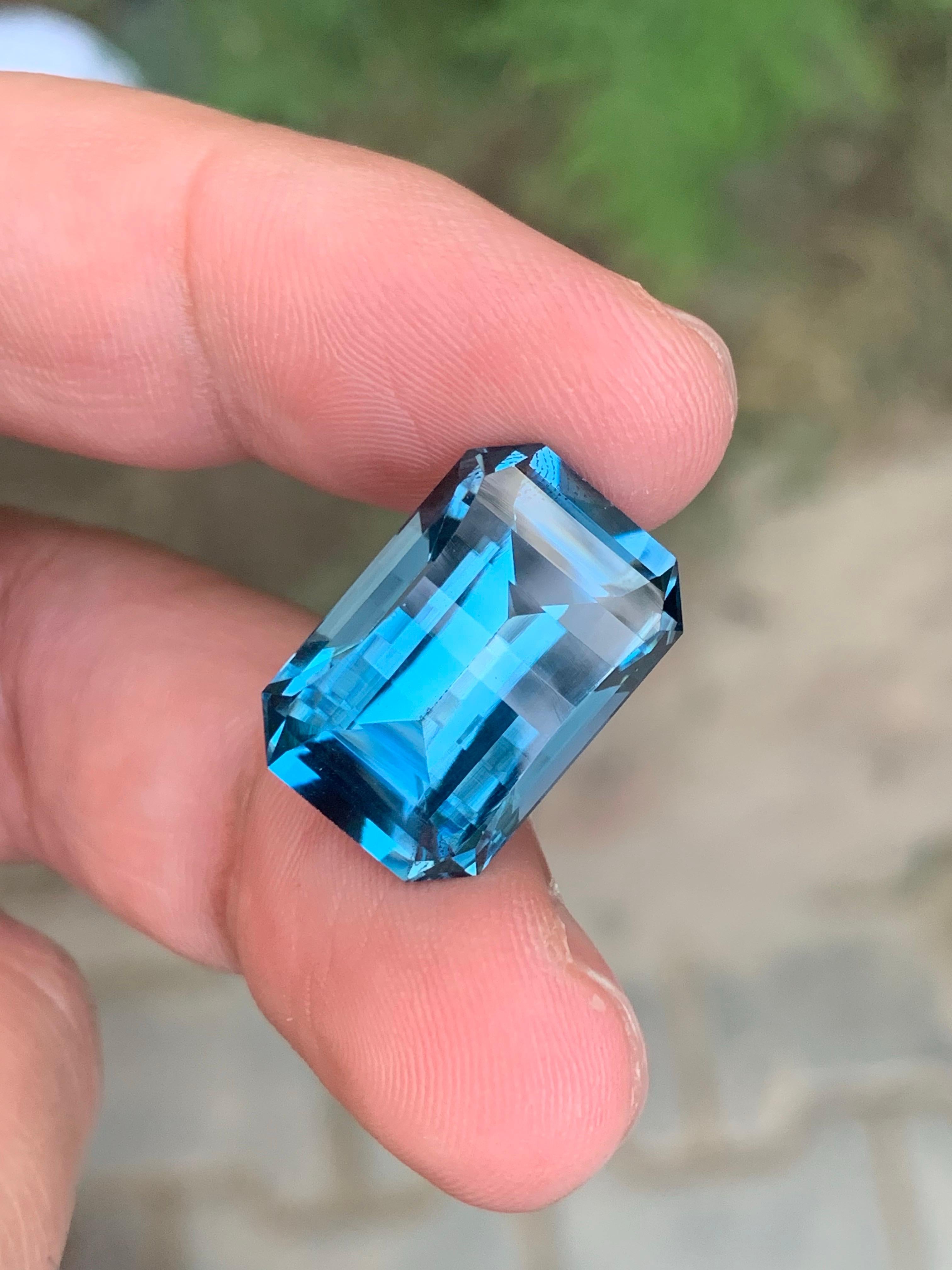 22.75 Carat Natural Loose London blue Topaz Pixel Cut Gemstone From Brazil in vendita 2