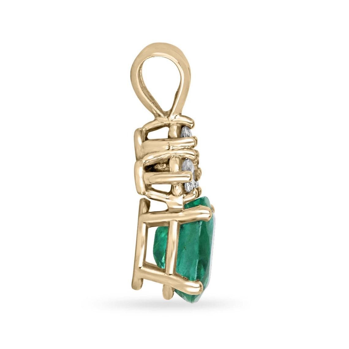 Schmücken Sie sich mit Eleganz und Charme mit unserem Smaragd- und Diamantanhänger. Das Herzstück dieses Anhängers ist ein fesselnder Smaragd im Ovalschliff, der mit seinem satten, dunkelgrünen Farbton und seiner halbtransparenten Klarheit