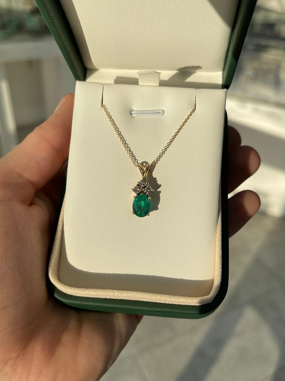 2,27tcw 14K Oval Smaragd & Diamant Split Bail Anhänger Halskette Dunkelgrüne Zacken (Moderne) im Angebot