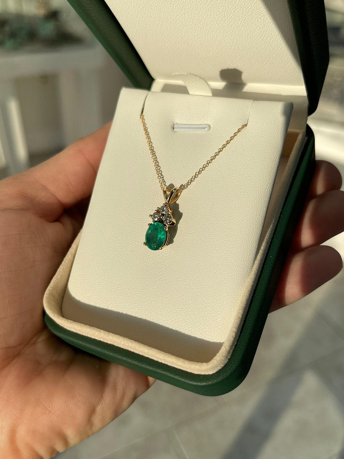 2,27tcw 14K Oval Smaragd & Diamant Split Bail Anhänger Halskette Dunkelgrüne Zacken (Ovalschliff) im Angebot