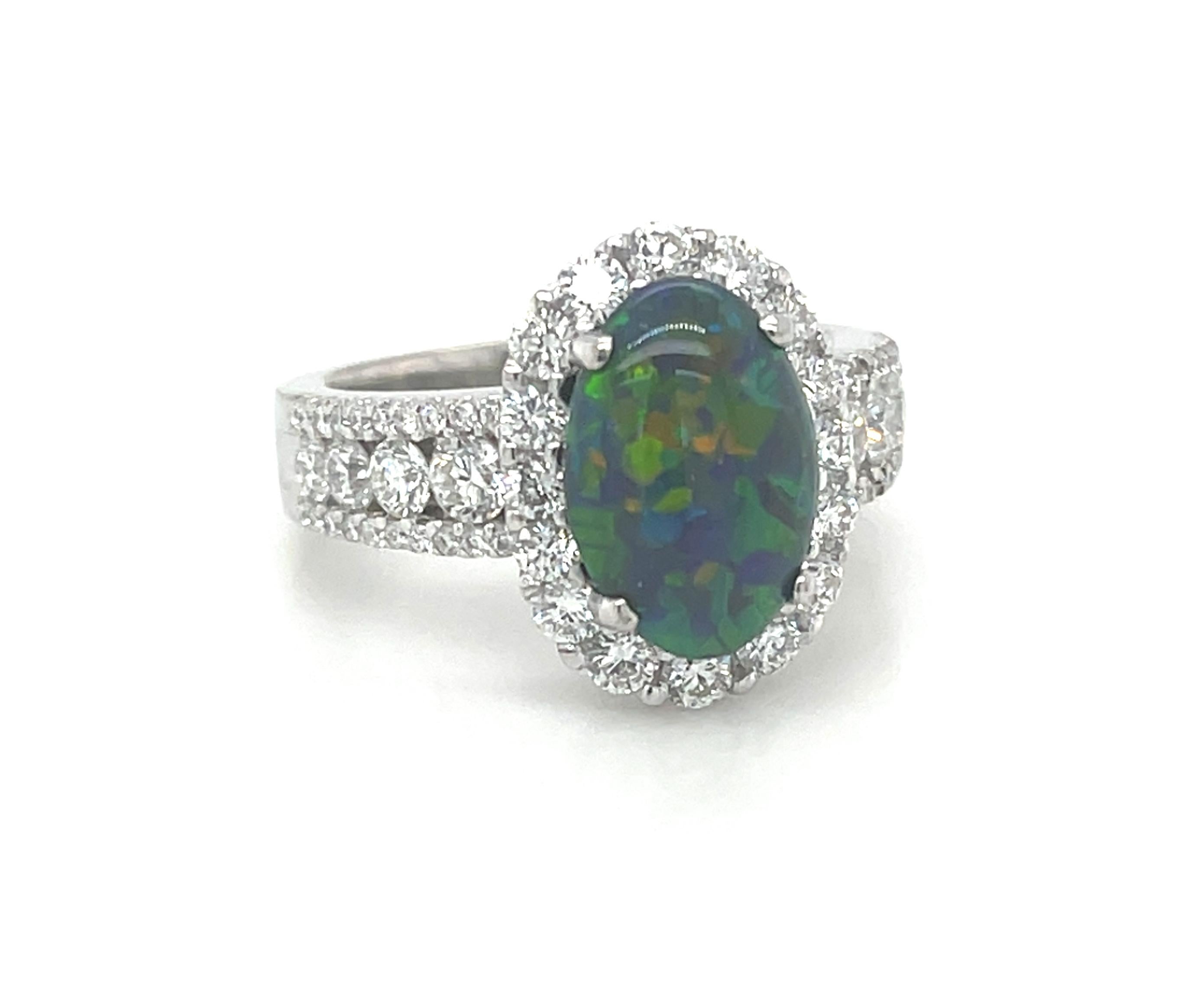 2,28 Karat Australischer Schwarzer Opal, Diamant-Halo-Cocktailring aus 18k Weißgold (Kunsthandwerker*in) im Angebot