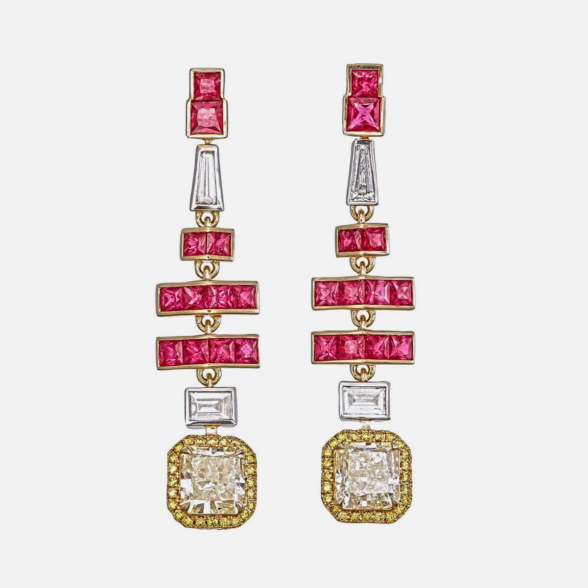 Gli eleganti orecchini con rubino birmano e diamanti di REWA jewels sono realizzati a mano in oro bianco 18 carati.

Dispone di 24 pezzi di scanalatura quadrata  Rubini Burma No Heat del peso di 2.28 carati circa. Rubini di queste dimensioni e