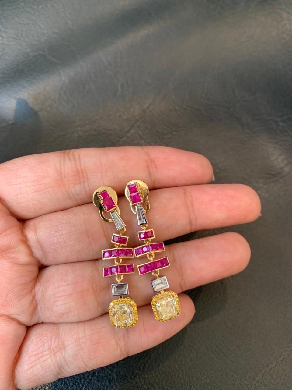Orecchini con rubino birmano senza calore e diamanti da 2,28 carati in oro bianco da 18 carati In condizioni Nuovo in vendita a Bangkok, TH