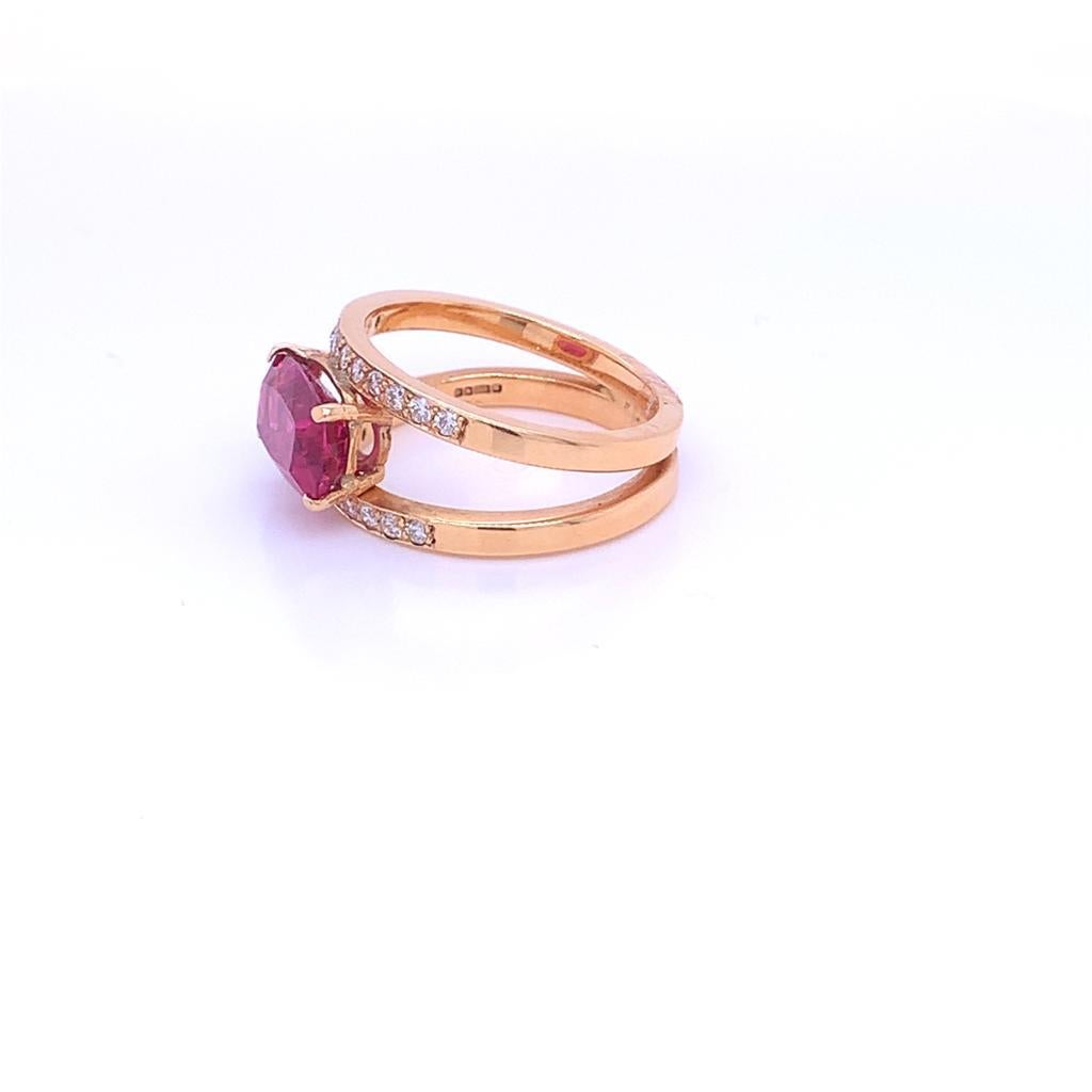 Ring aus 18 Karat Gelbgold mit 2,28 Karat rosa Turmalin im Kissenschliff und Diamanten im Zustand „Neu“ im Angebot in London, GB