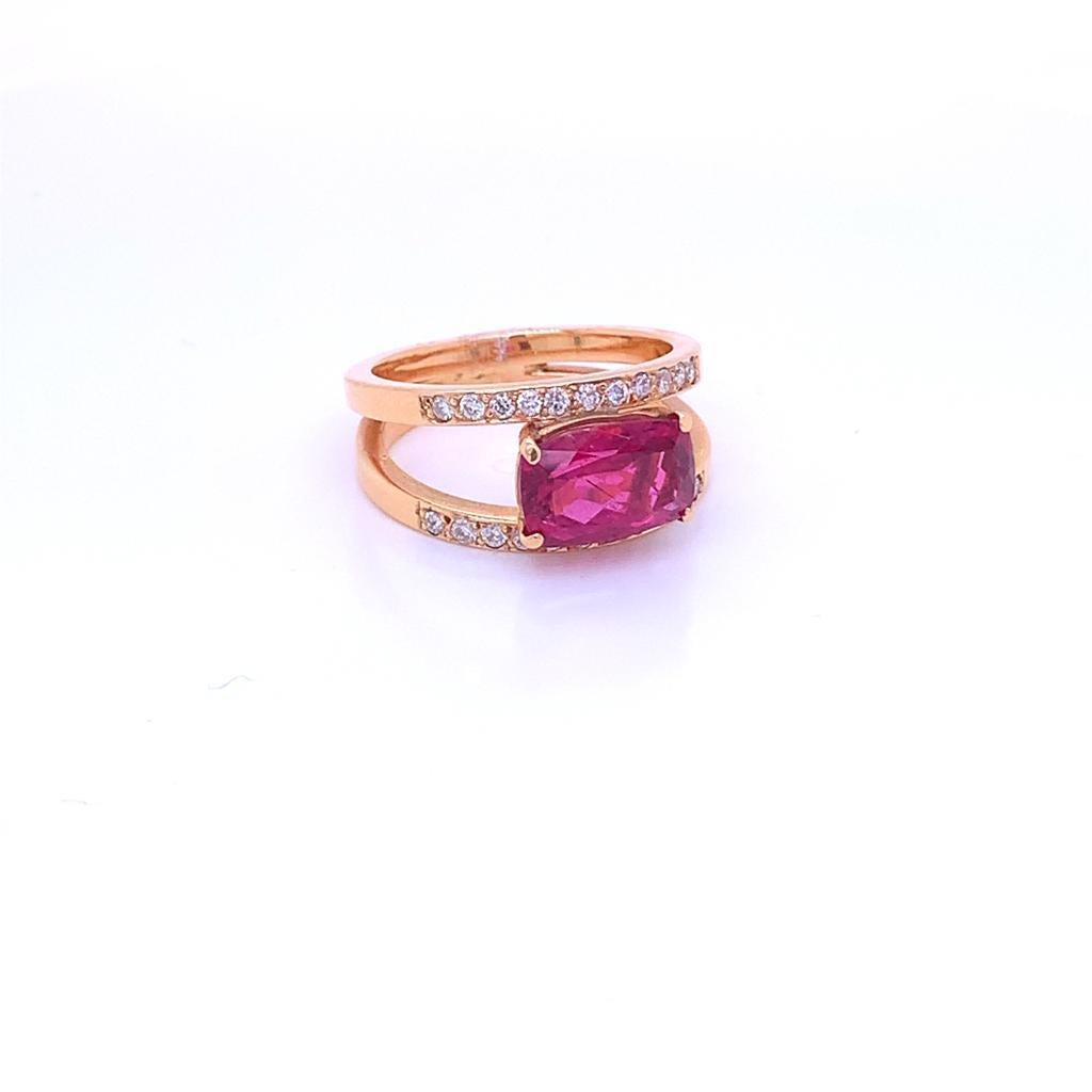 2.28 Carat Cushion Cut Pink Tourmaline and Diamond Ring in 18K Yellow Gold In New Condition For Sale In London, GB