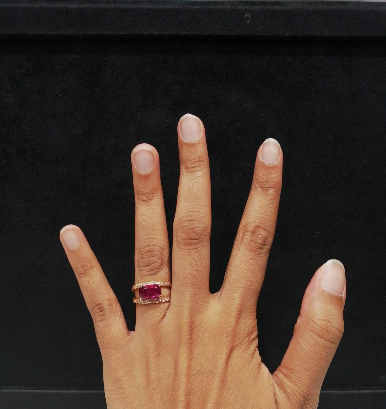 Ring aus 18 Karat Gelbgold mit 2,28 Karat rosa Turmalin im Kissenschliff und Diamanten im Angebot 2