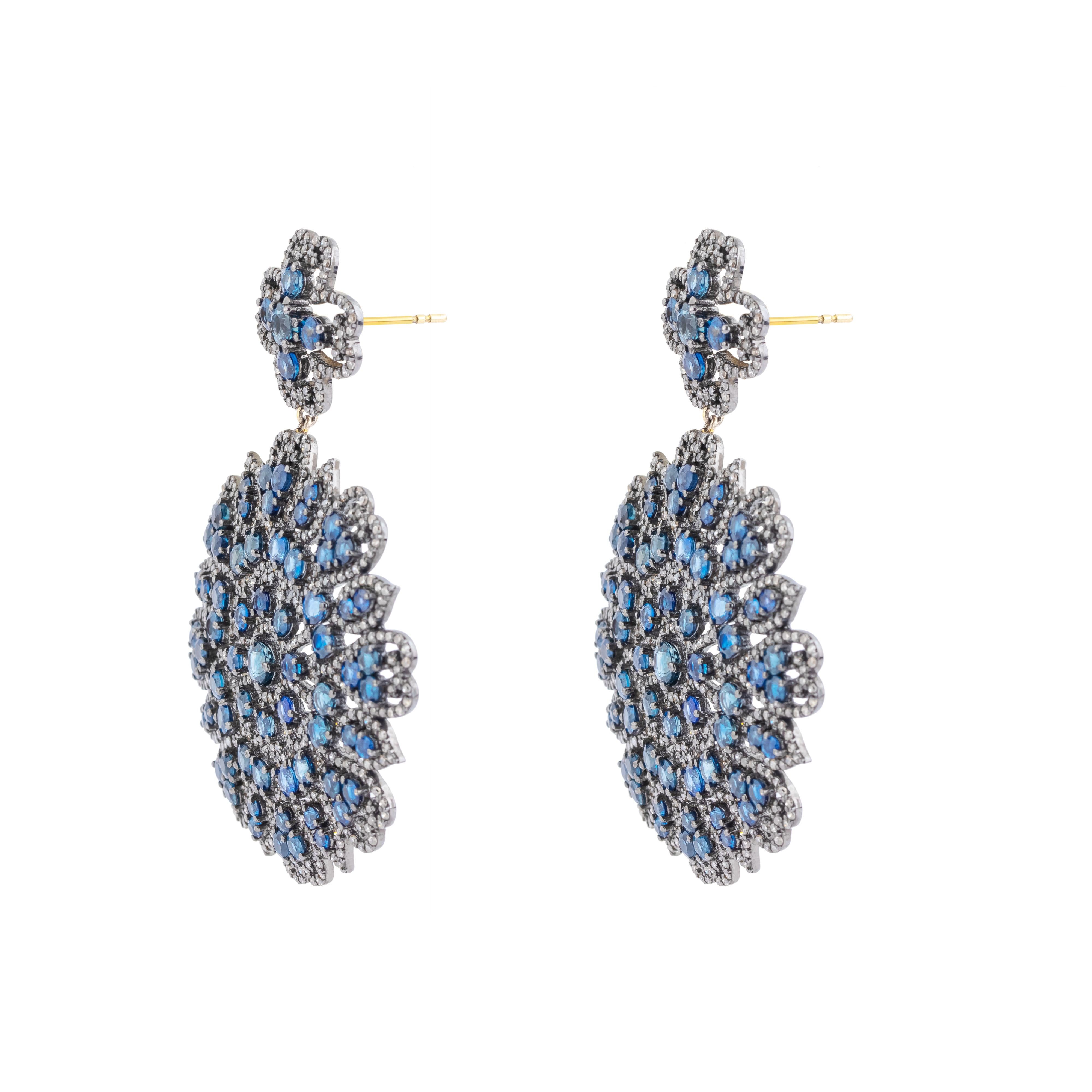 Eleganza senza tempo con i nostri orecchini a goccia con diamanti e zaffiri da 22,8 carati. Ogni paio è realizzato in modo unico e meticolosamente curato, presentando una miscela armoniosa di pietre preziose e raffinata arte.

Al centro di questi