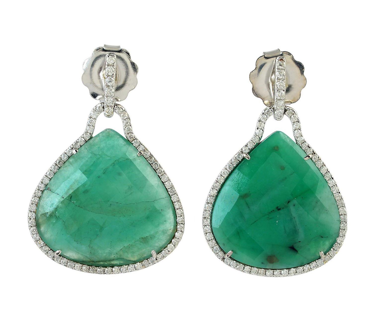 Contemporary 22.8 Carat Emerald Diamond 18 Karat White Gold Earrings For Sale