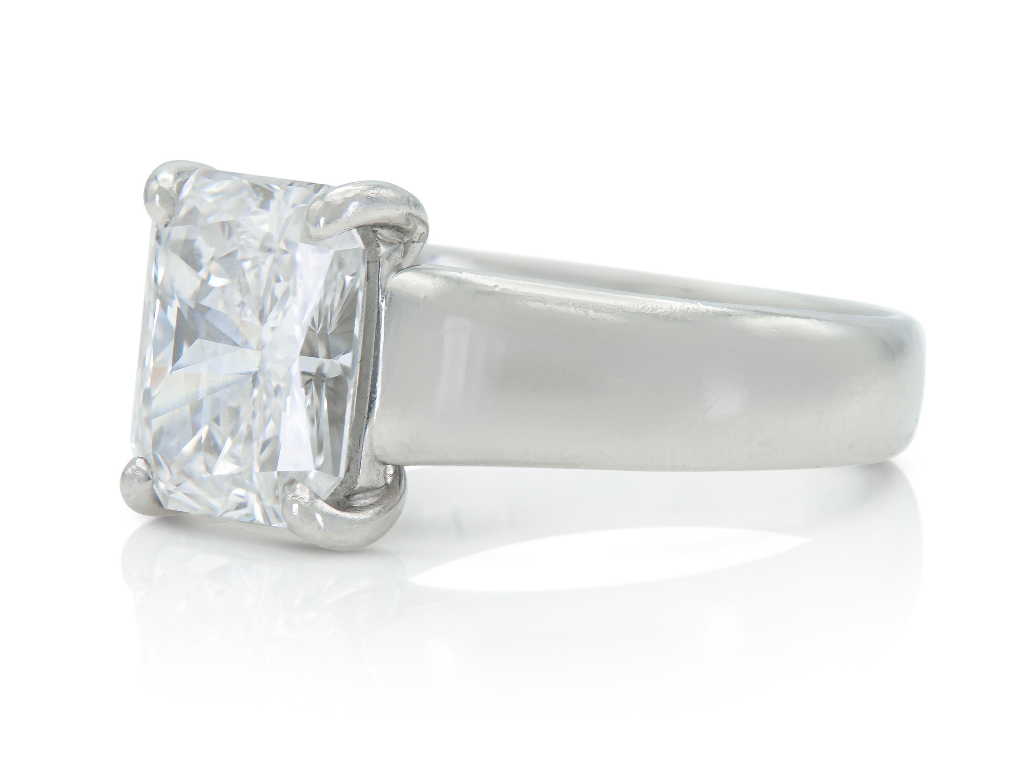 Finement travaillée en platine, elle est ornée d'un diamant de taille radiant pesant 2,28 carats, couleur E, pureté VS2, GIA#12330903.
Taille 5, redimensionnable