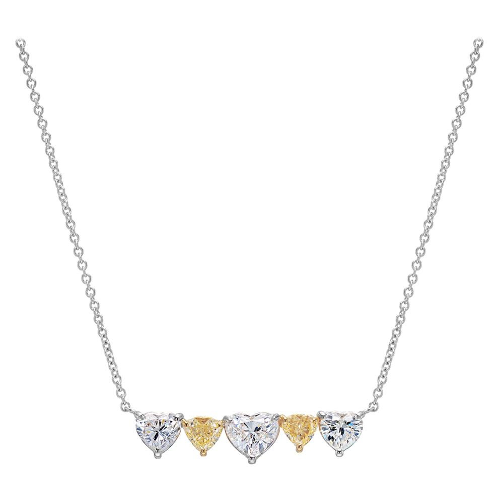 Collier pendentif en or 18 carats avec diamants jaunes et blancs en forme de cœur de 2,28 carats
