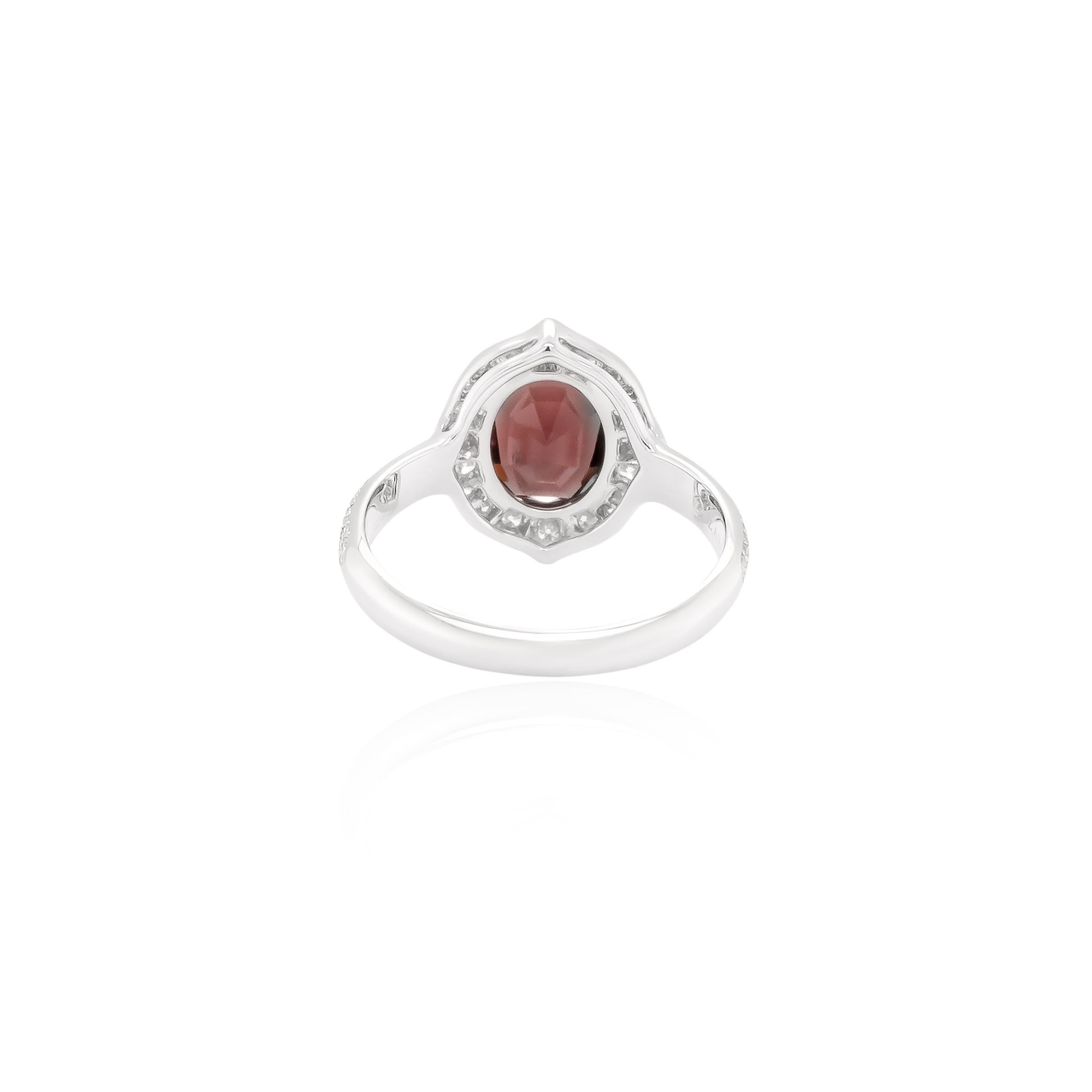 Este impresionante anillo presenta una cautivadora espinela de color rojo intenso de 2,28 quilates, enmarcada por un halo orgánico de pavé de diamantes. La banda también está adornada con pavé de diamantes, todo engastado en lujoso oro blanco de 18