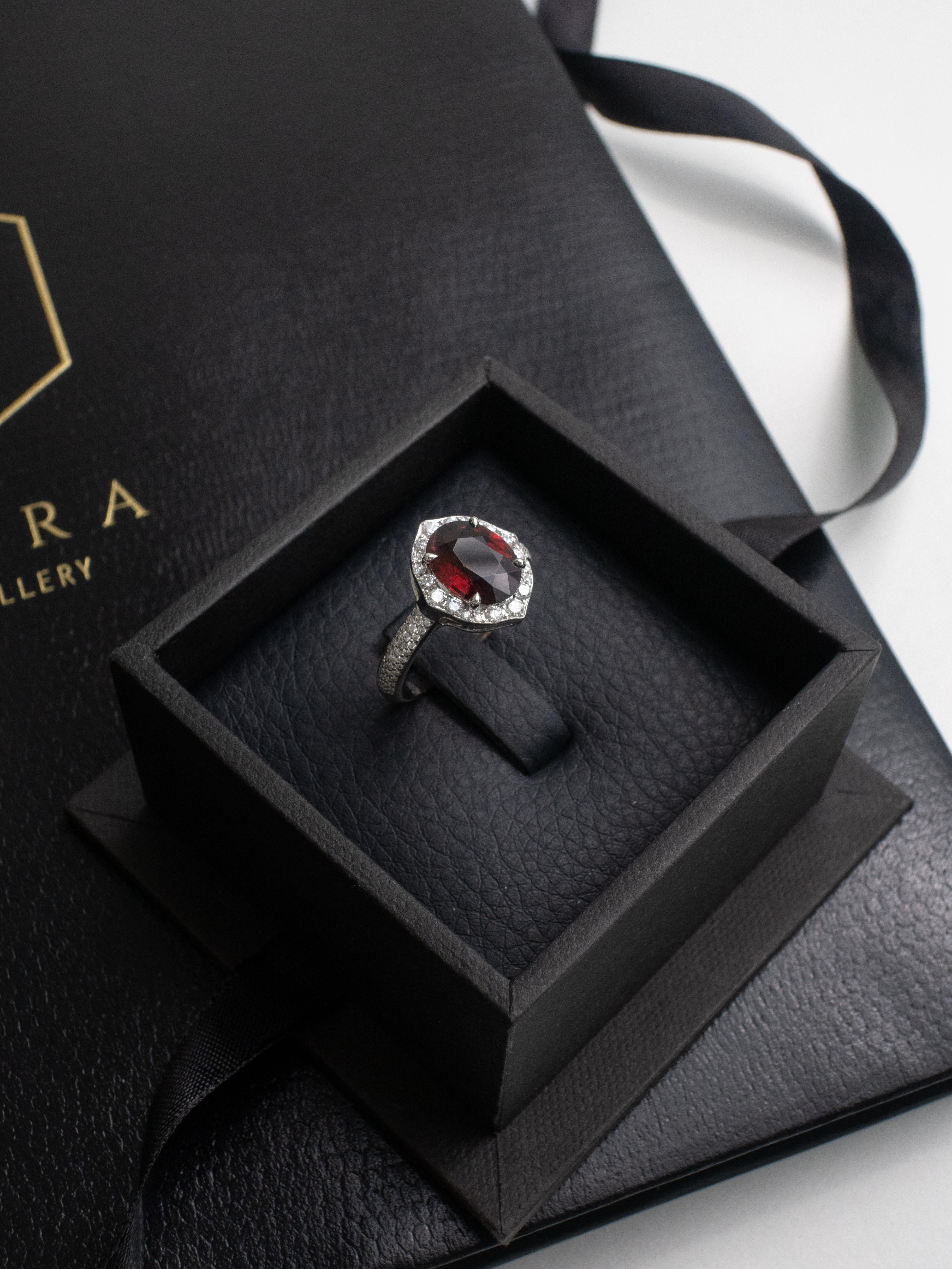 Anillo de oro blanco de 18 quilates con espinela roja y diamantes pavé de 2,28 quilates Corte oval en venta