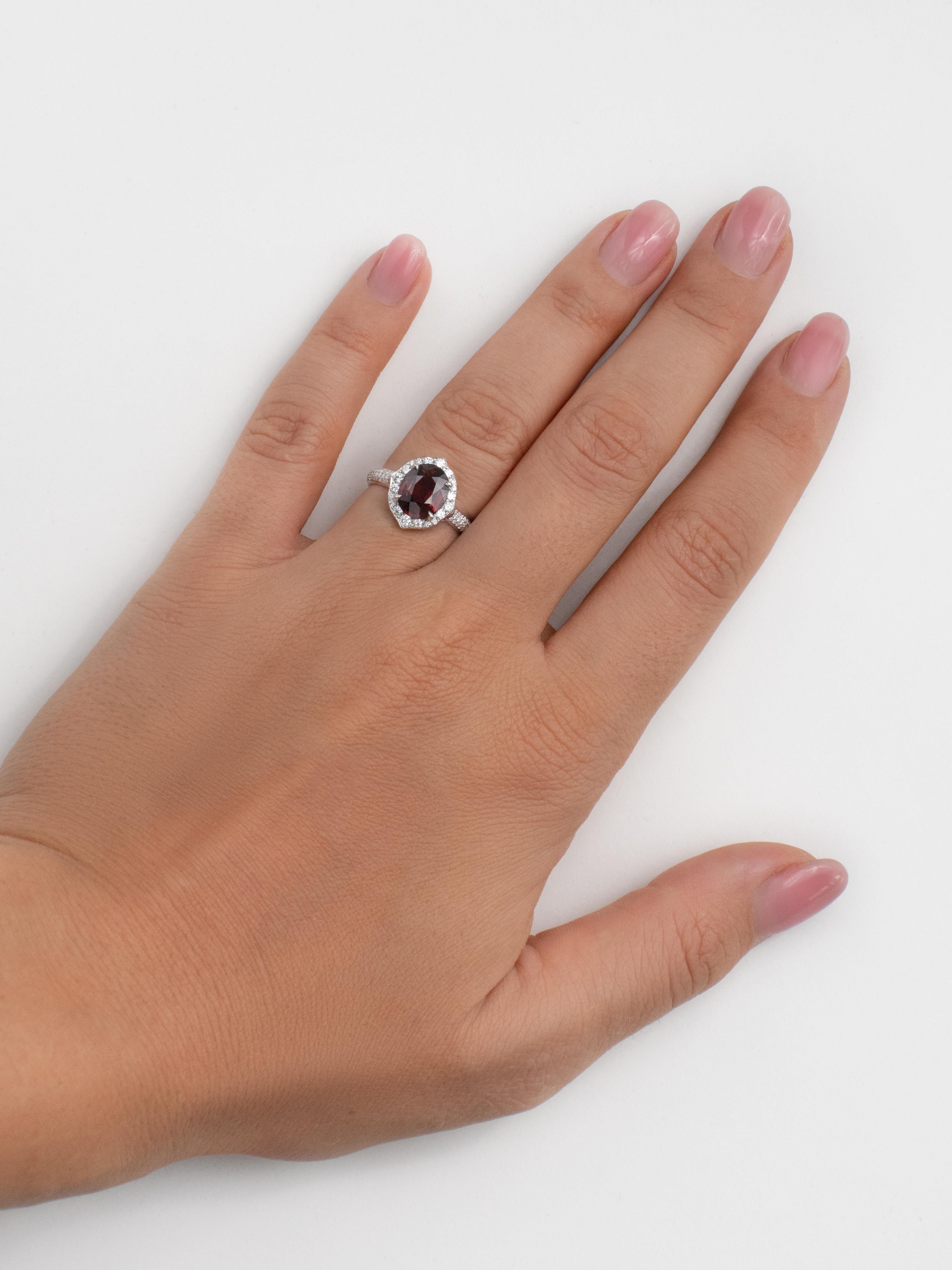Anillo de oro blanco de 18 quilates con espinela roja y diamantes pavé de 2,28 quilates en Nuevo estado para la venta en Bangkok, TH