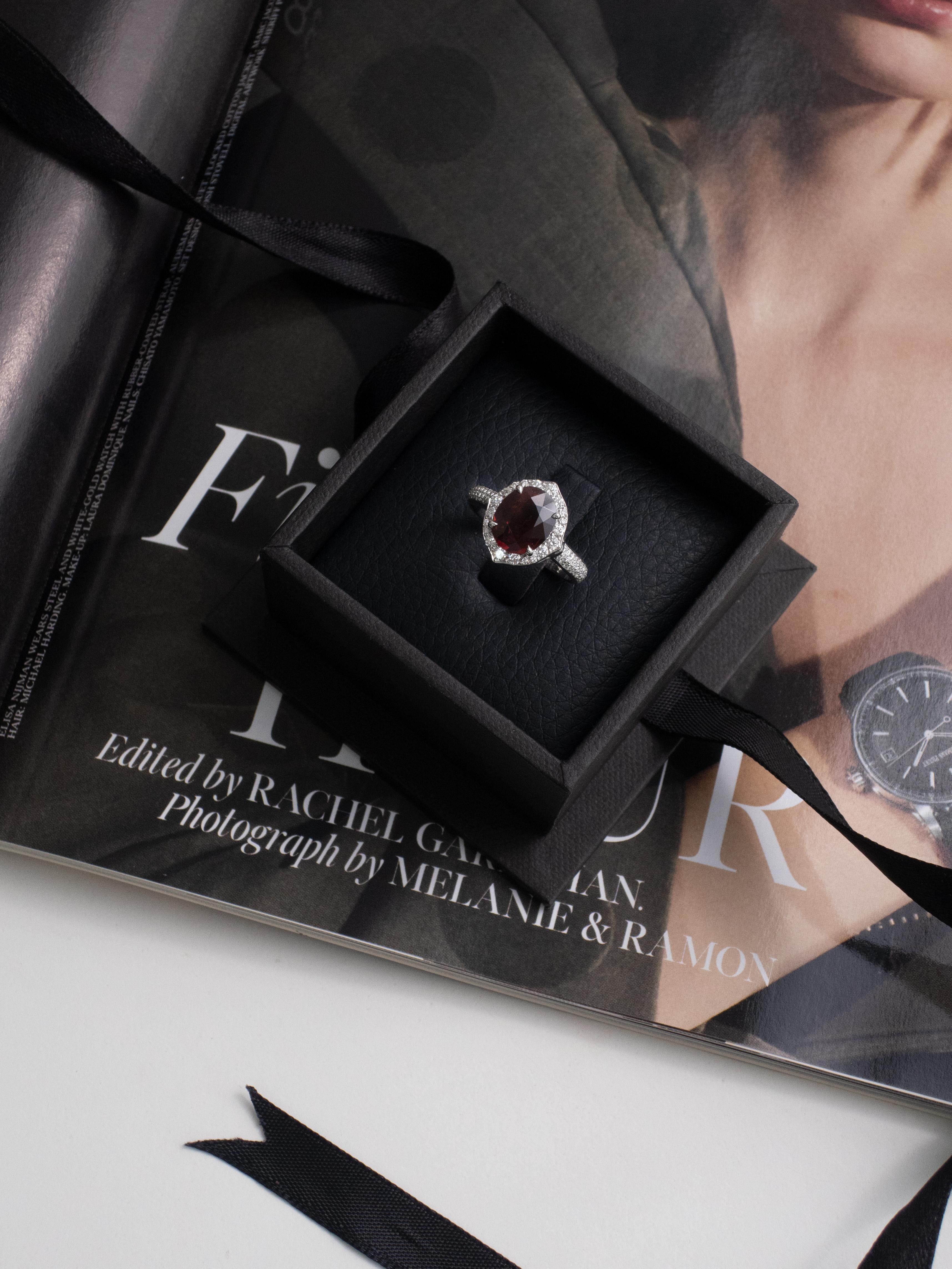 Femenino o masculino Anillo de oro blanco de 18 quilates con espinela roja y diamantes pavé de 2,28 quilates en venta