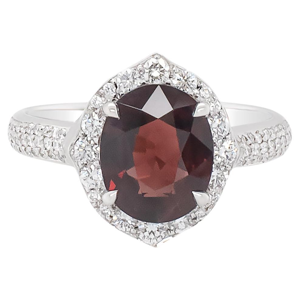 Anillo de oro blanco de 18 quilates con espinela roja y diamantes pavé de 2,28 quilates en venta