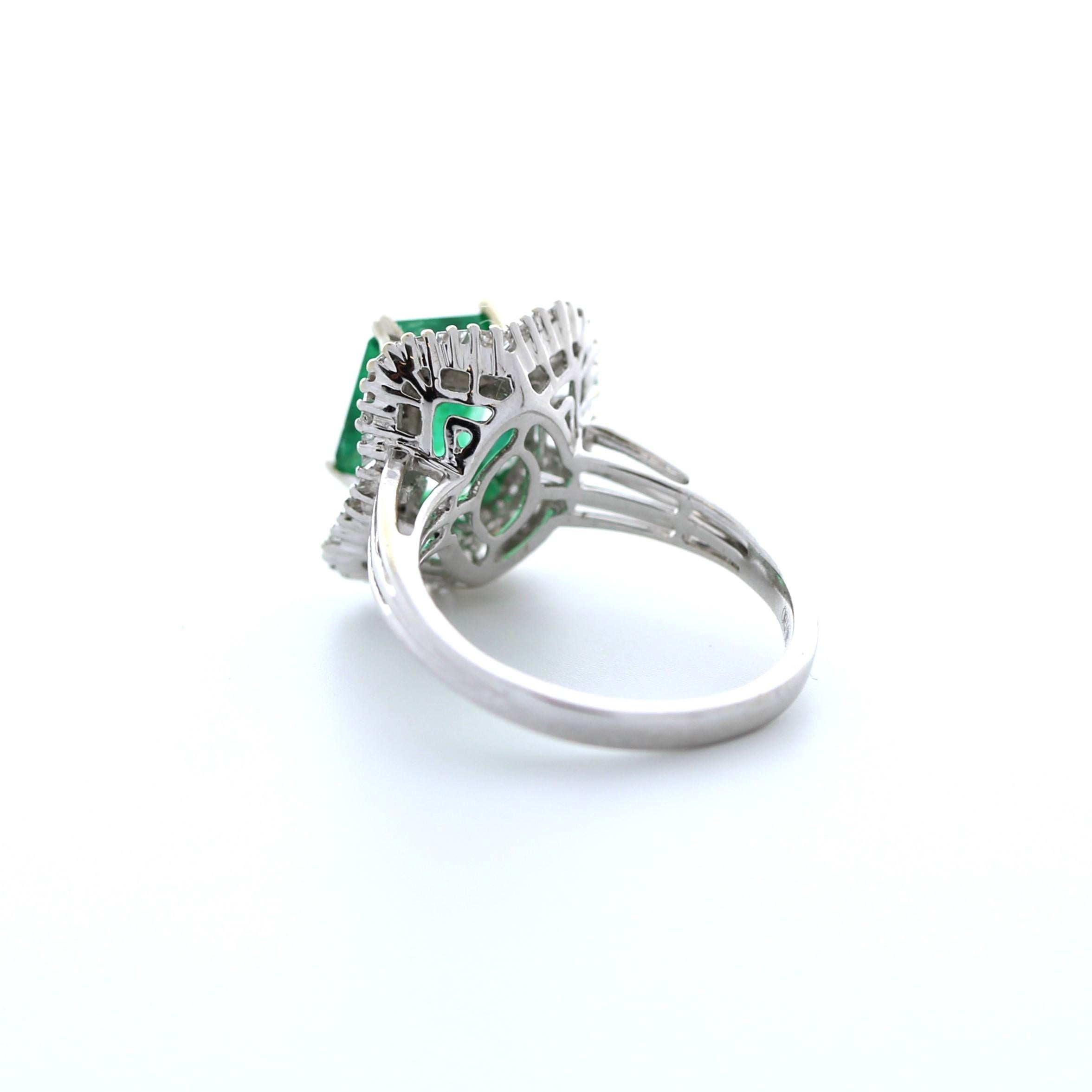Contemporary 2.28 Carat Weight Green Emerald & Baguette Diamond Fashion Ring in 18k White Gol For Sale
