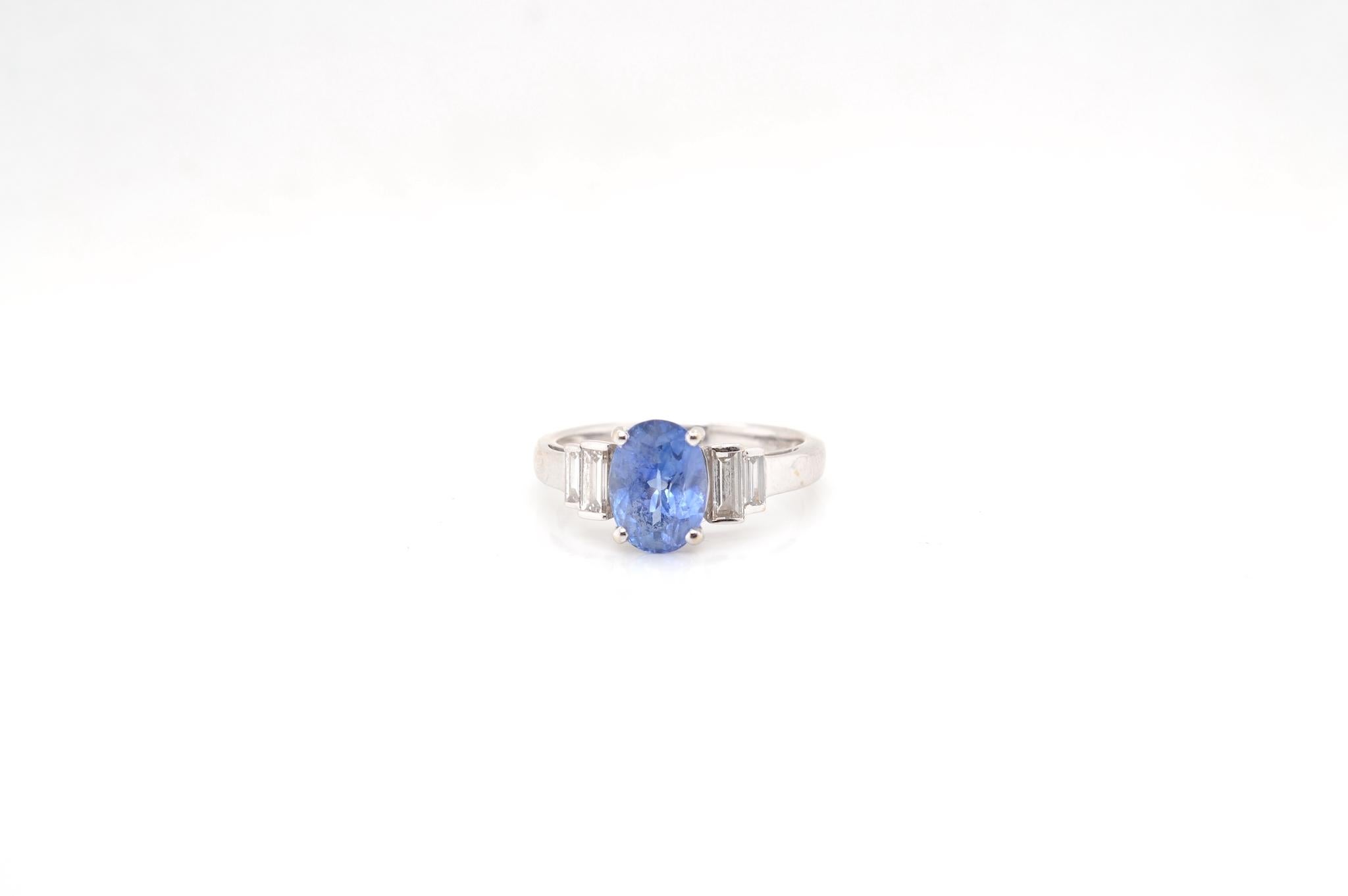 Stones: 2.28 carats Ceylon sapphire and baguette diamonds
for a total weight of 0.40 carat
Material: 18k white gold
Dimensions: 8.5 mm length on finger
Weight: 3.6g
Size: 52 (free sizing)
Certificate
Ref. : DV 24412