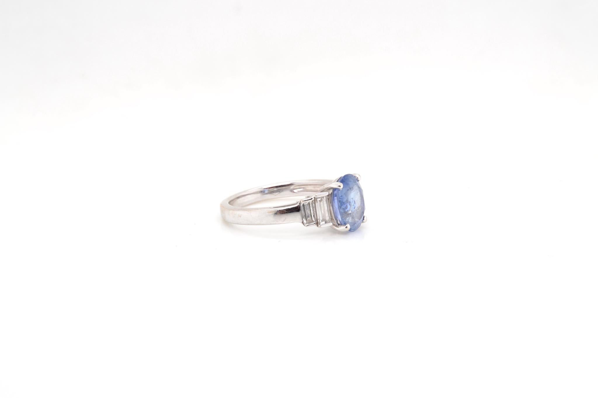 Oval Cut 2.28 carats Ceylon sapphire and baguette diamonds ring For Sale
