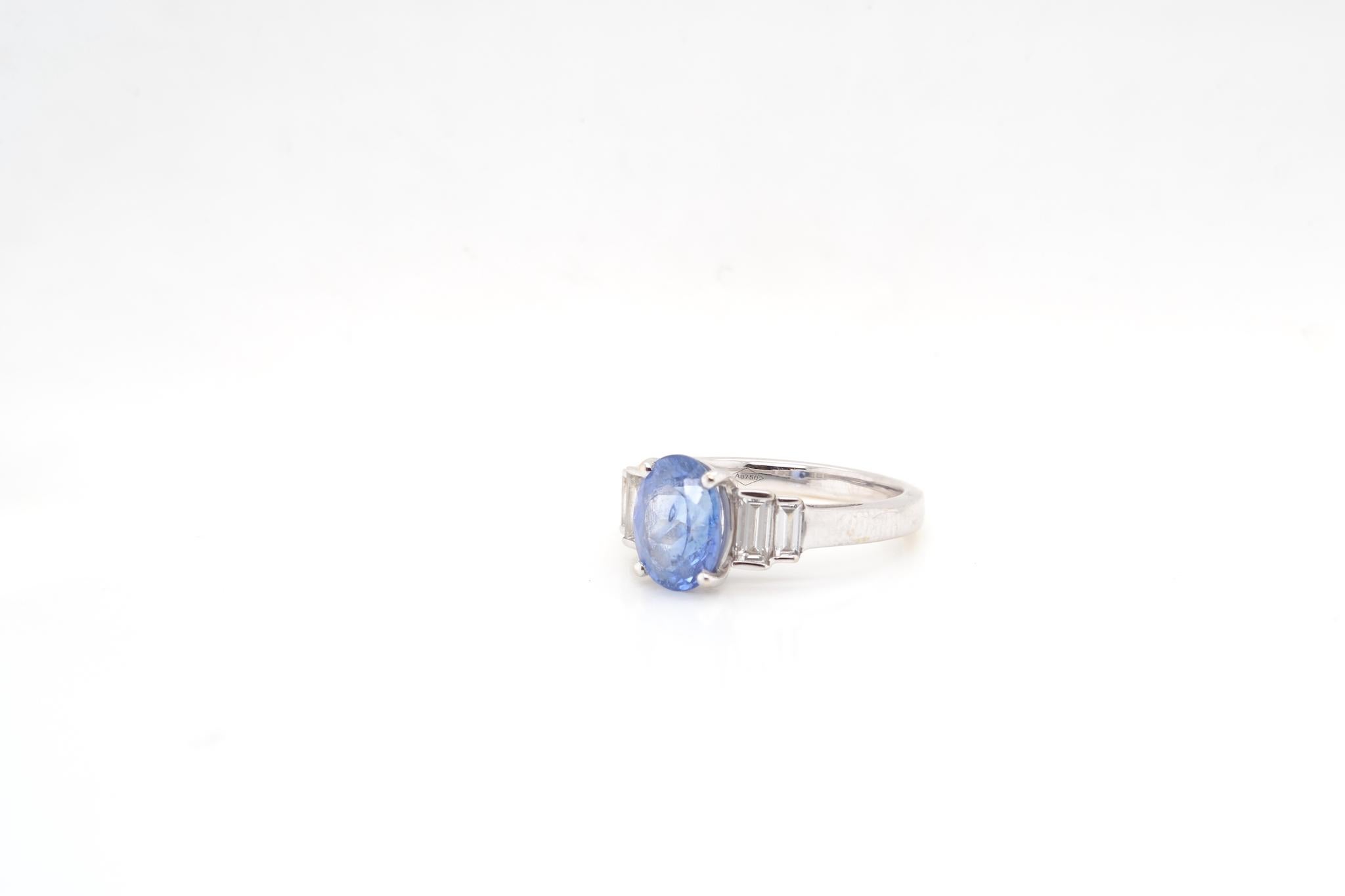 2.28 carats Ceylon sapphire and baguette diamonds ring In Good Condition For Sale In PARIS, FR