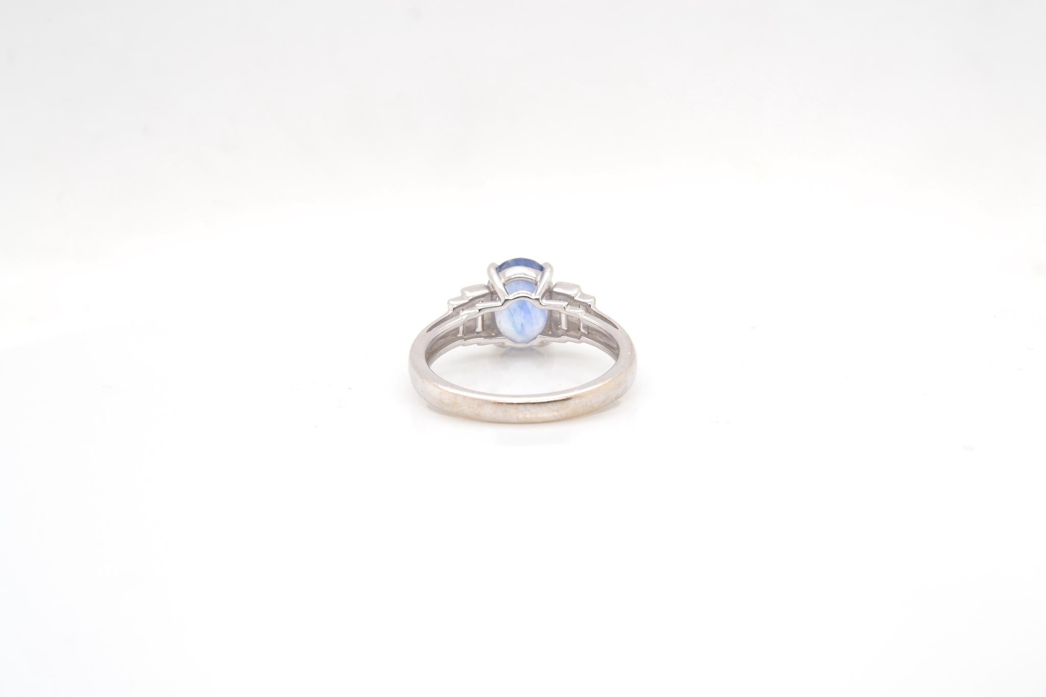 Women's or Men's 2.28 carats Ceylon sapphire and baguette diamonds ring For Sale
