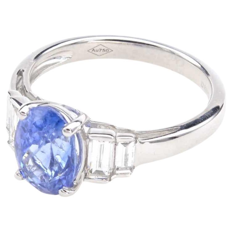 2.28 carats Ceylon sapphire and baguette diamonds ring For Sale