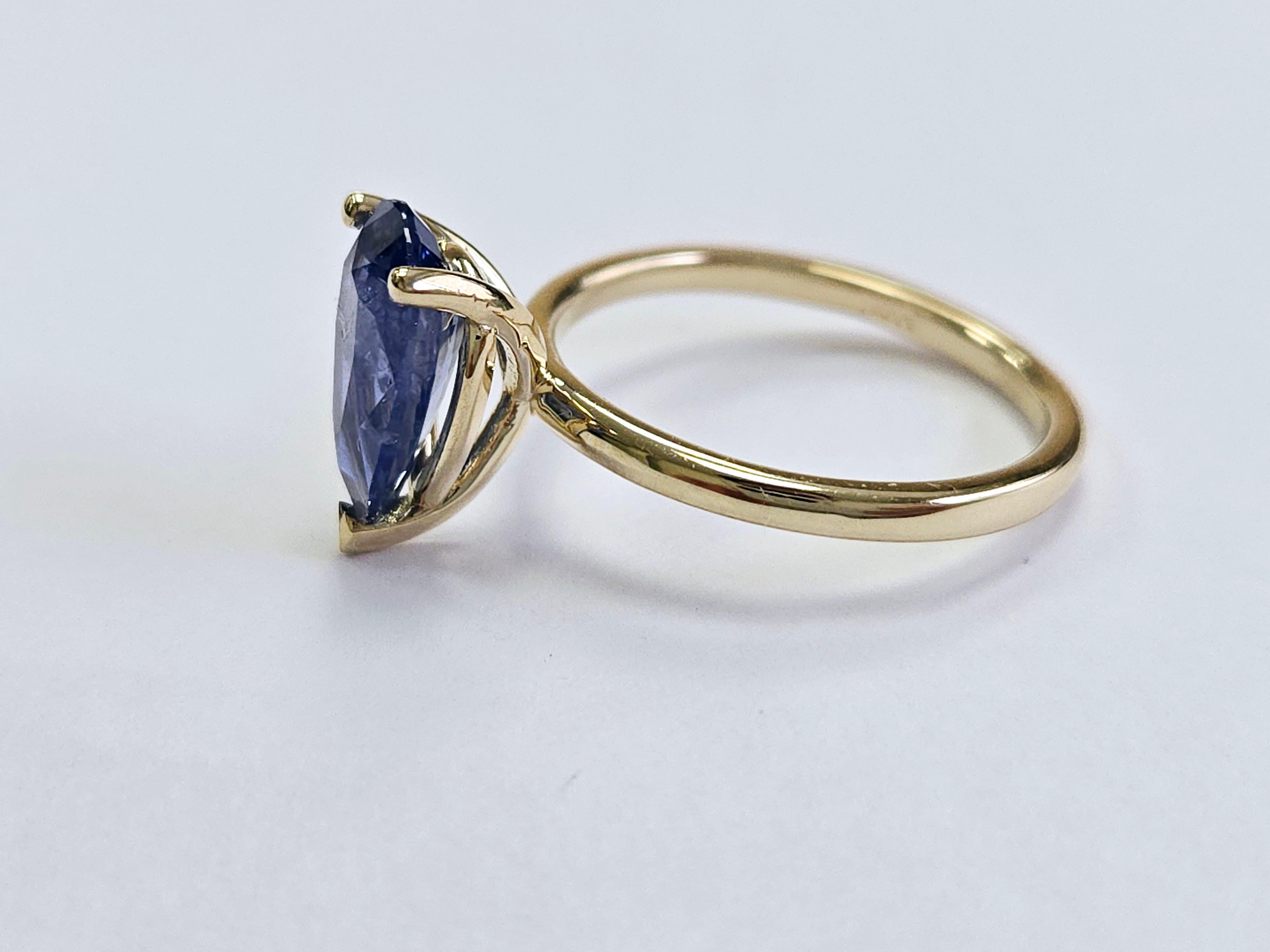 Pear Cut 2.28 Carats Pear Natural Sapphire Ring 14 Karat Yellow Gold For Sale