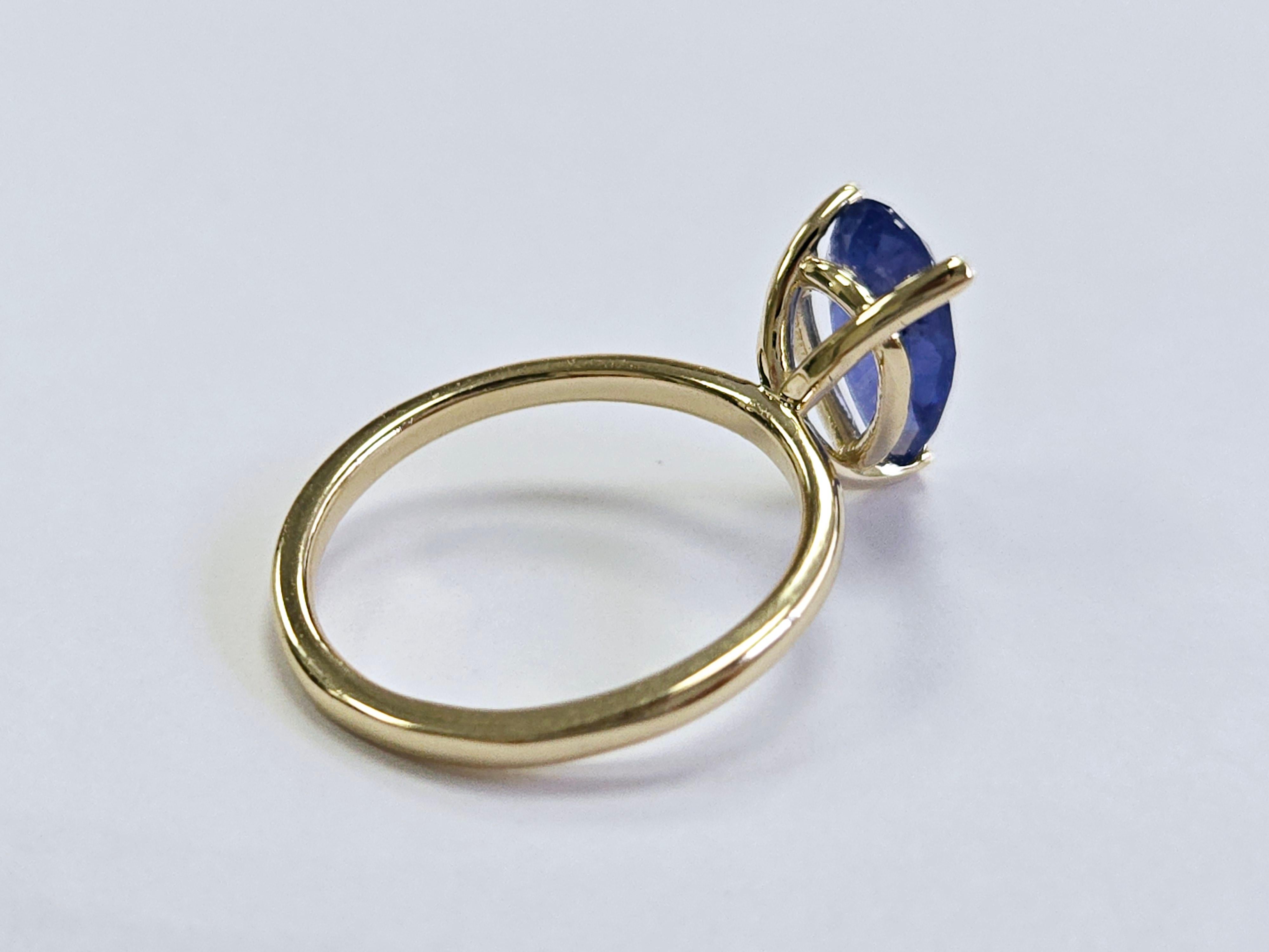 Women's 2.28 Carats Pear Natural Sapphire Ring 14 Karat Yellow Gold For Sale