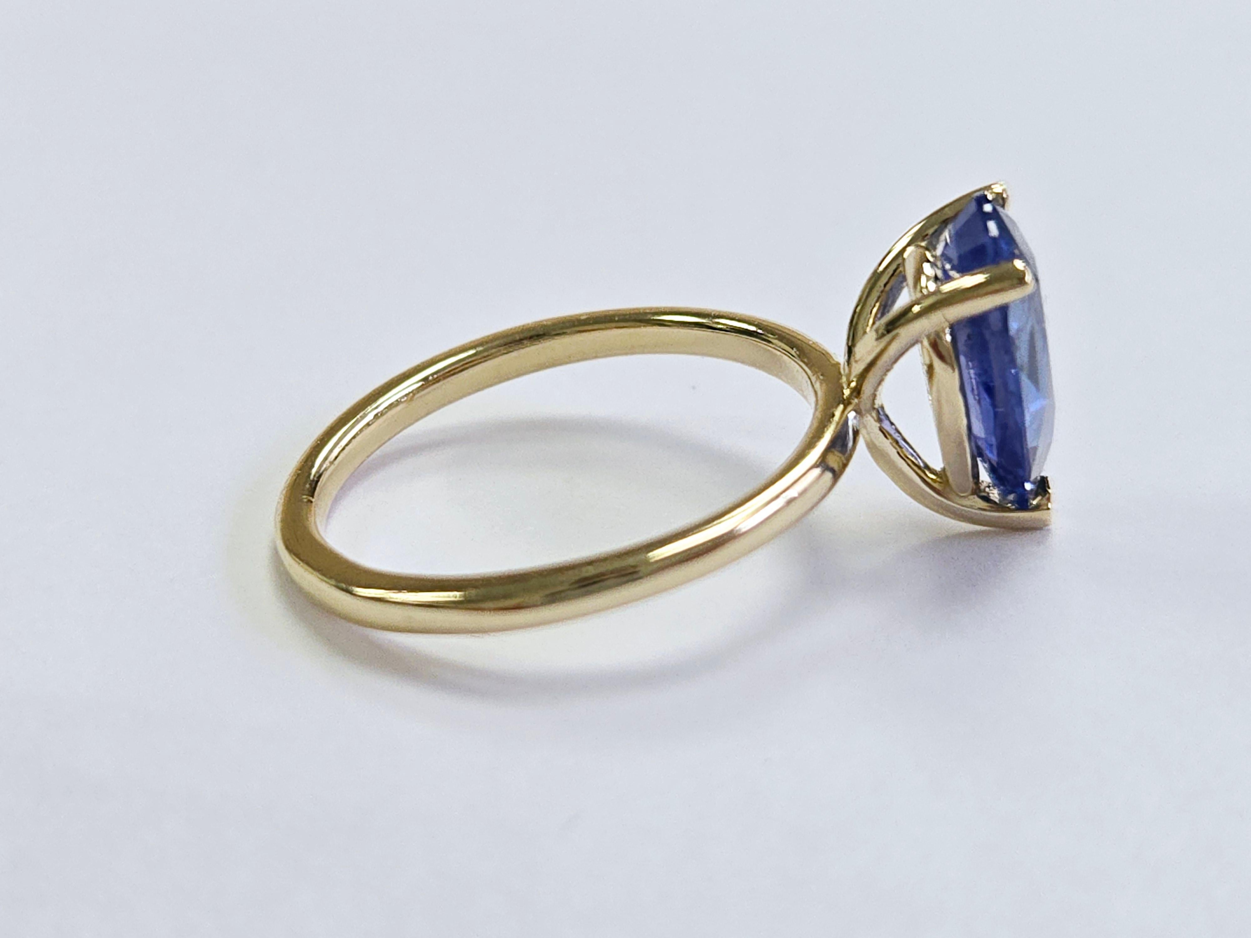 2.28 Carats Pear Natural Sapphire Ring 14 Karat Yellow Gold For Sale 1