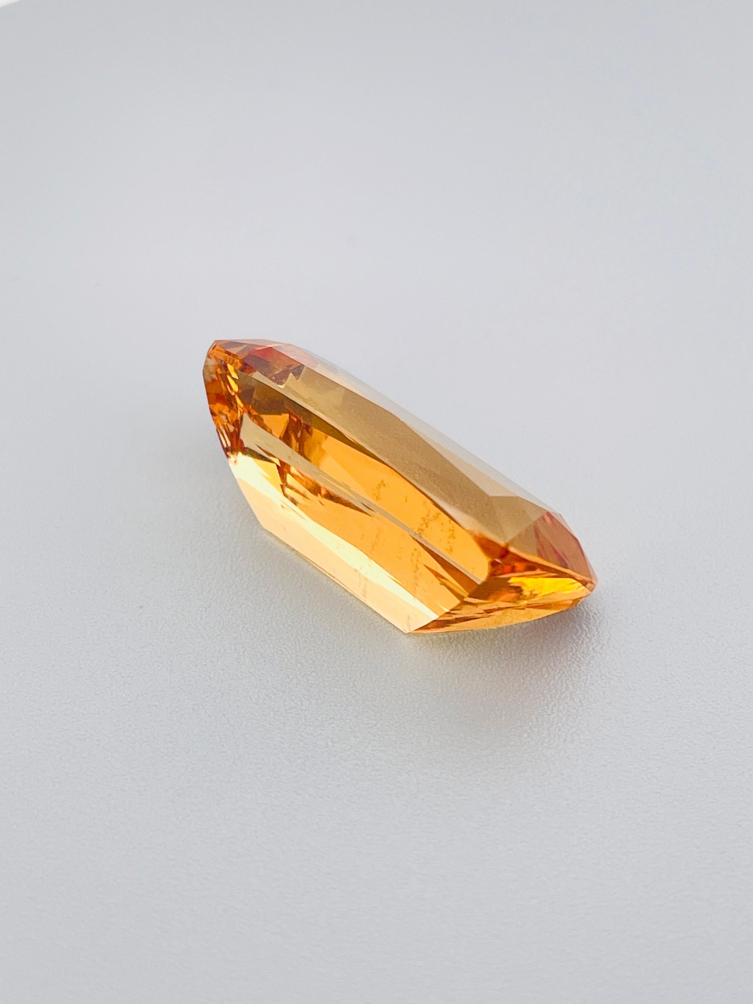 IMA06
22,85 Ct Certificato GIA Topazio Imperiale Naturale Nessun trattamento Rara Collectional taglio di precisione Brasile 

DESCRIZIONE DELLA GEMMA
Specie:   Topazio
Variey:  - Topazio Imperiale 
Peso:  22,85Ct
Colore: giallo arancio
Tagliare:  