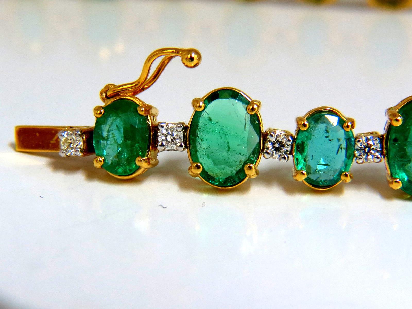 22.86 Carat Bright Green Natural Emerald Diamonds Tennis Bracelet 14 Karat In New Condition For Sale In New York, NY