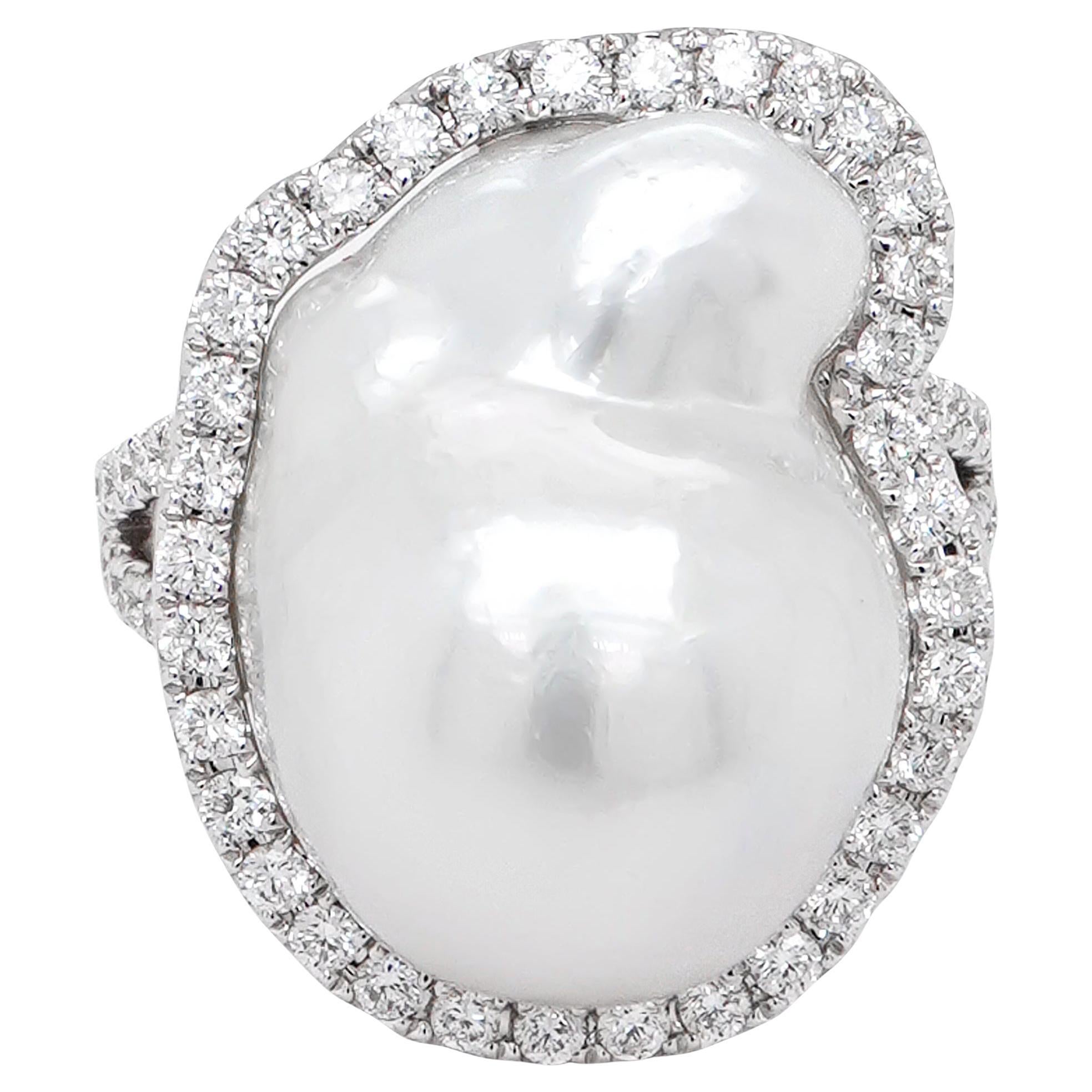 22.86 Carat Free Form South Sea Pearl Classical 18K Diamond Ring (bague en diamant 18K)