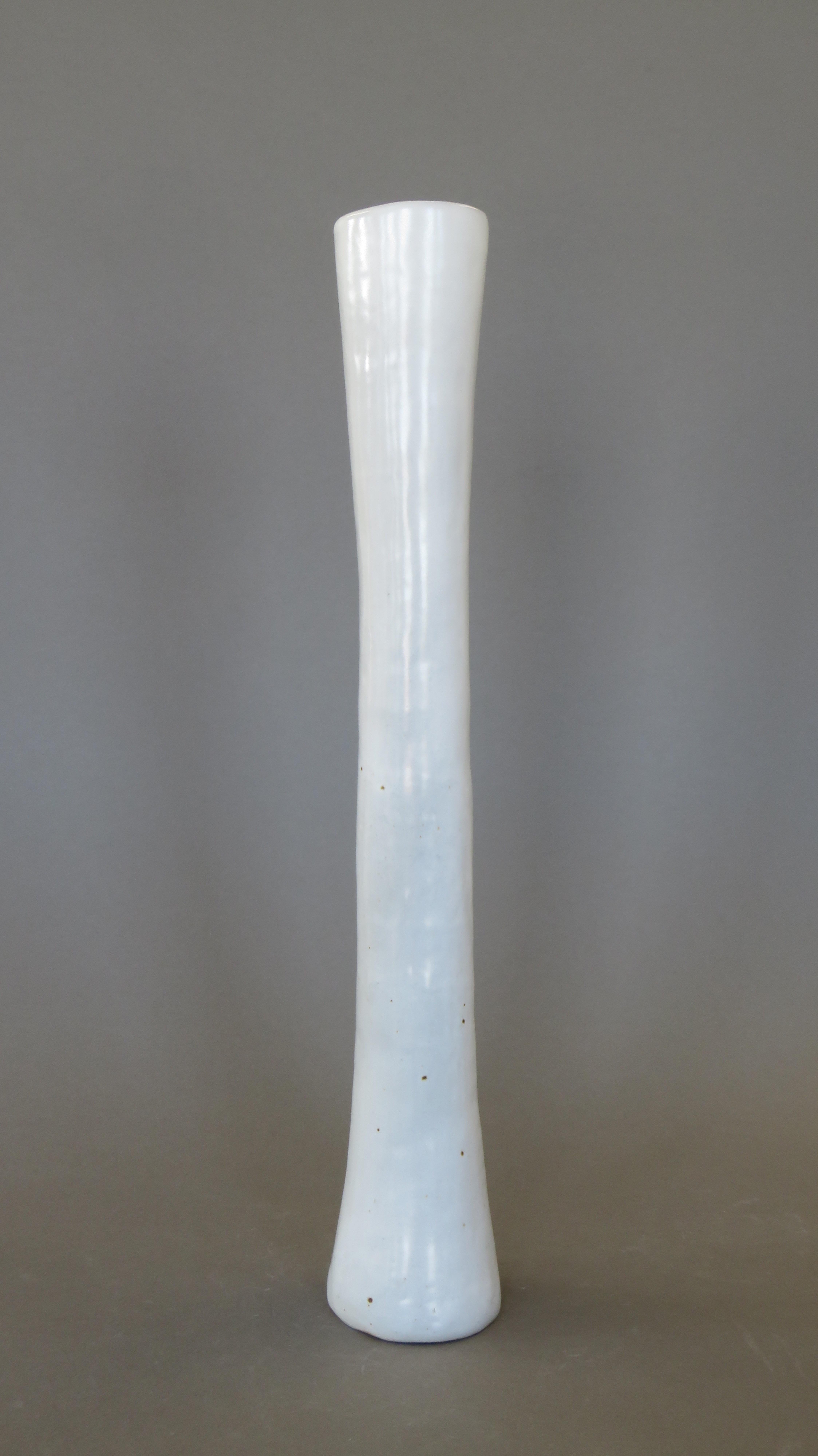 Vaso bianco molto alto e scultoreo costruito a mano.  Questa serie di vasi è stata realizzata come un'indagine sulla scultura funzionale, non solo come vasi ordinari, ma come veri e propri pezzi unici.  Facendo eco al flusso dell'aria o al suono