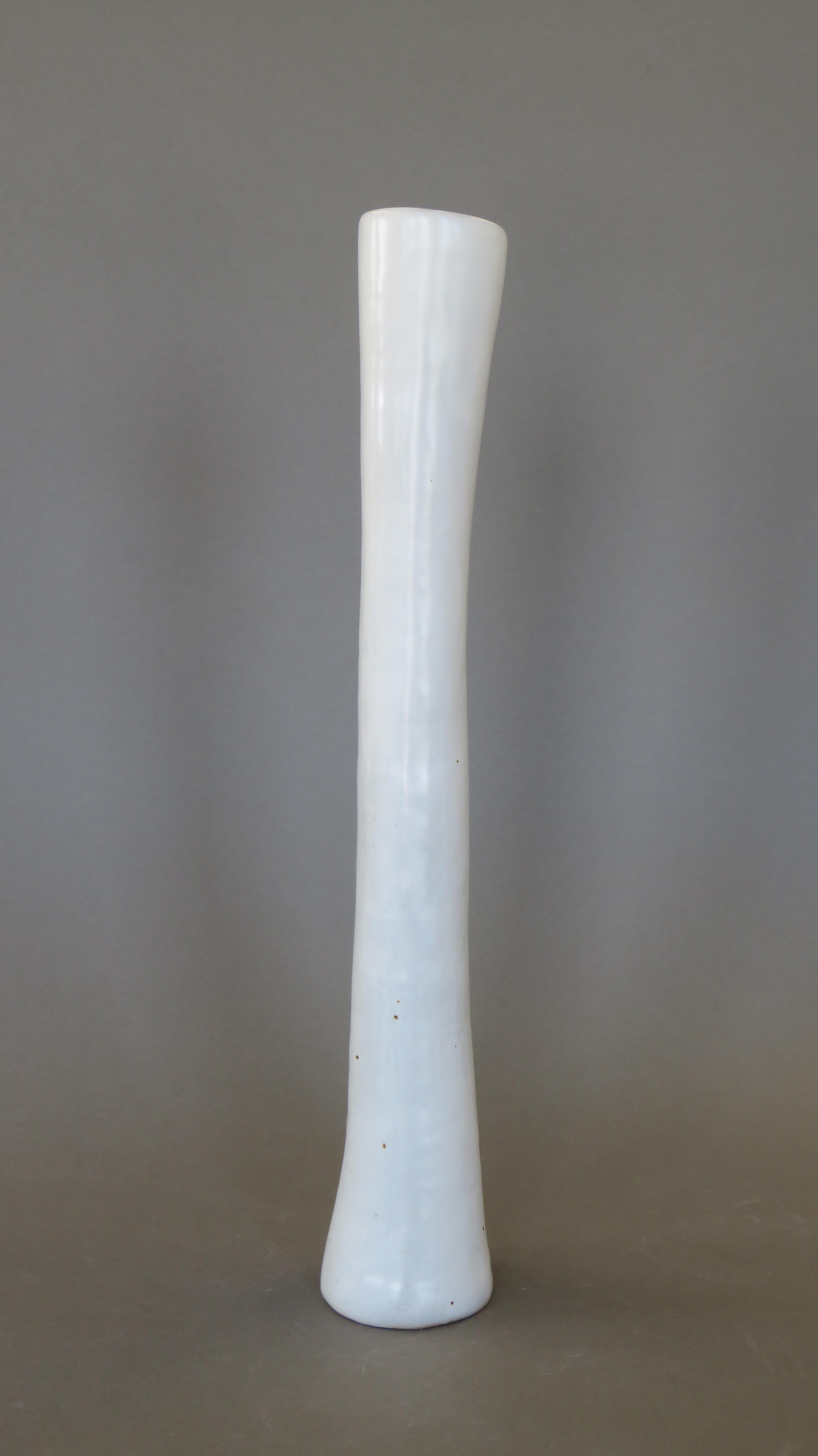 Große handgefertigte Keramikvase, weiße Glasur auf Steingut, 22,88 Zoll hoch (Organische Moderne) im Angebot