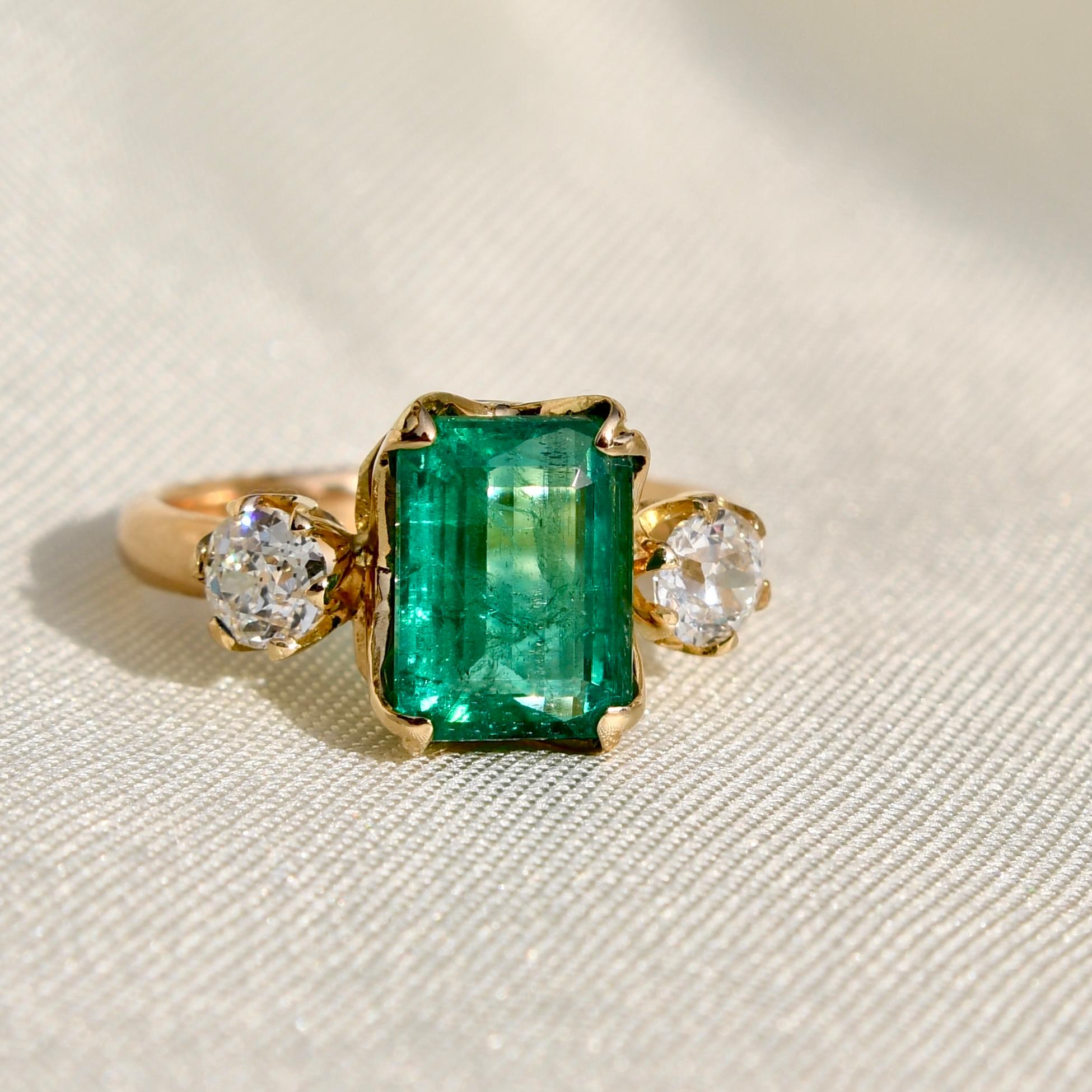 2.28ct emerald and old European cut diamond ring, GIA certified In New Condition For Sale In Magdeburg, DE