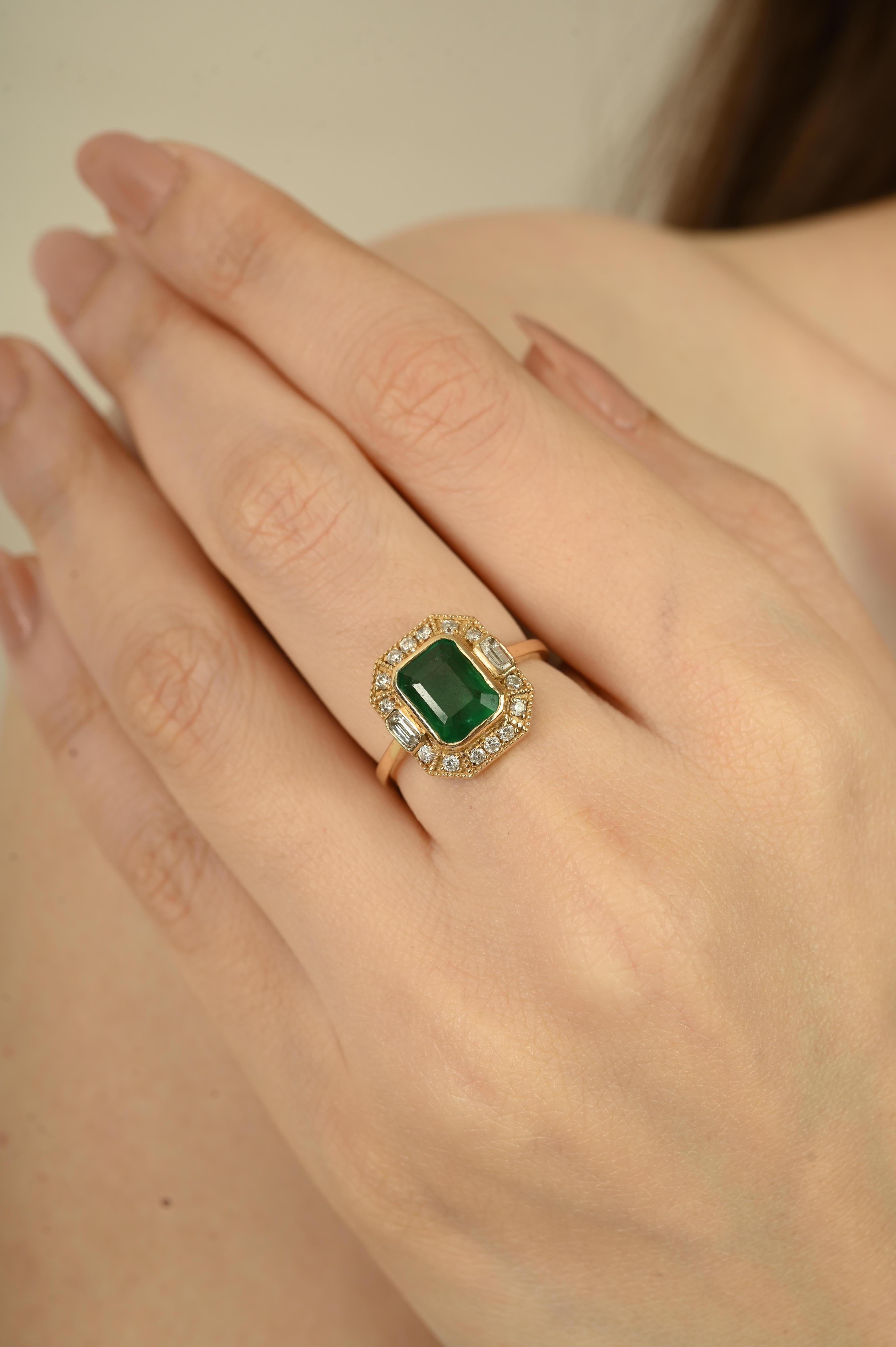 Im Angebot: 2,28 Karat Achteckiger Smaragd Statement-Ring mit Diamant-Halo aus massivem Gelbgold (14K) () 2