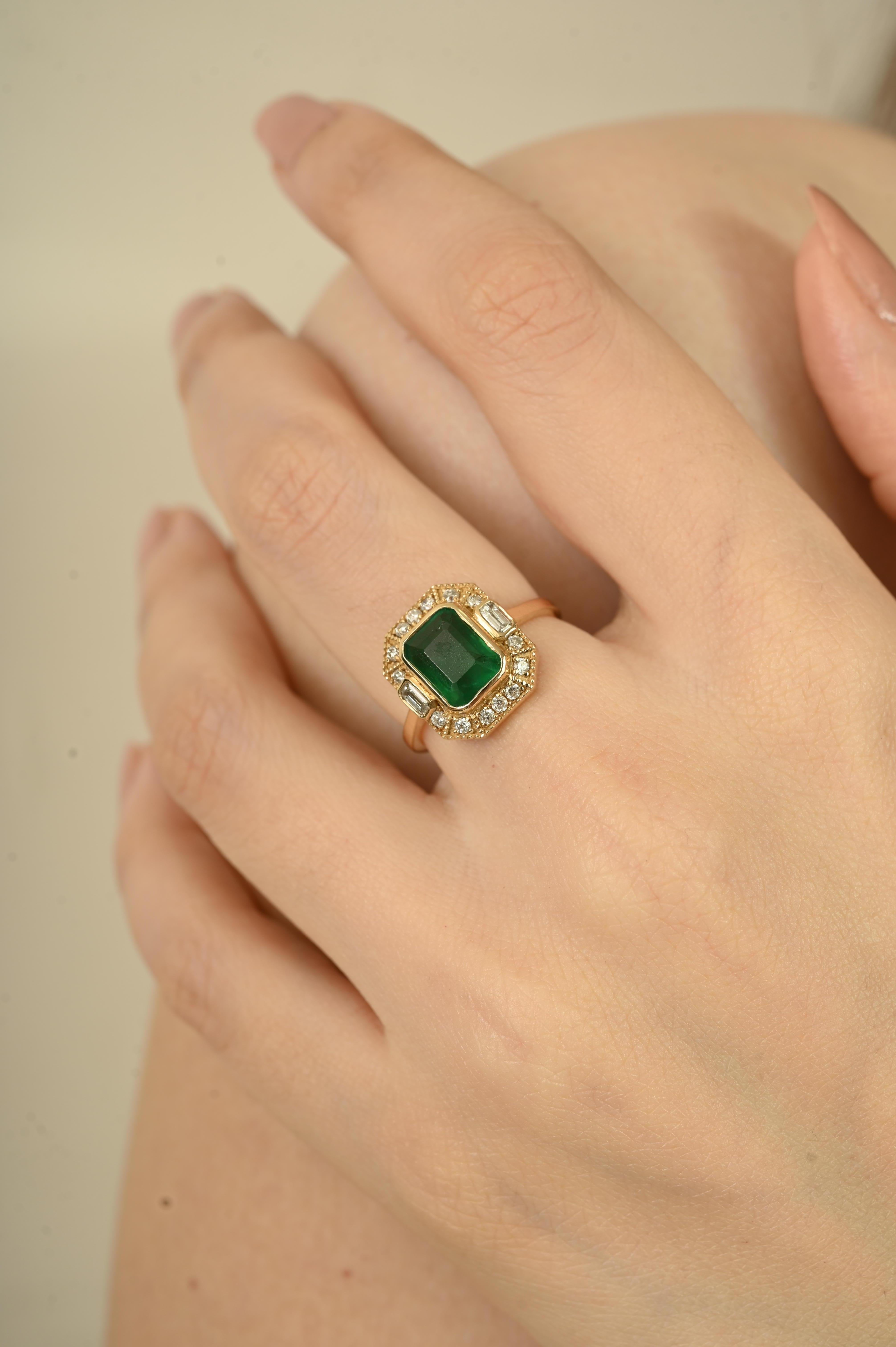 Im Angebot: 2,28 Karat Achteckiger Smaragd Statement-Ring mit Diamant-Halo aus massivem Gelbgold (14K) () 4