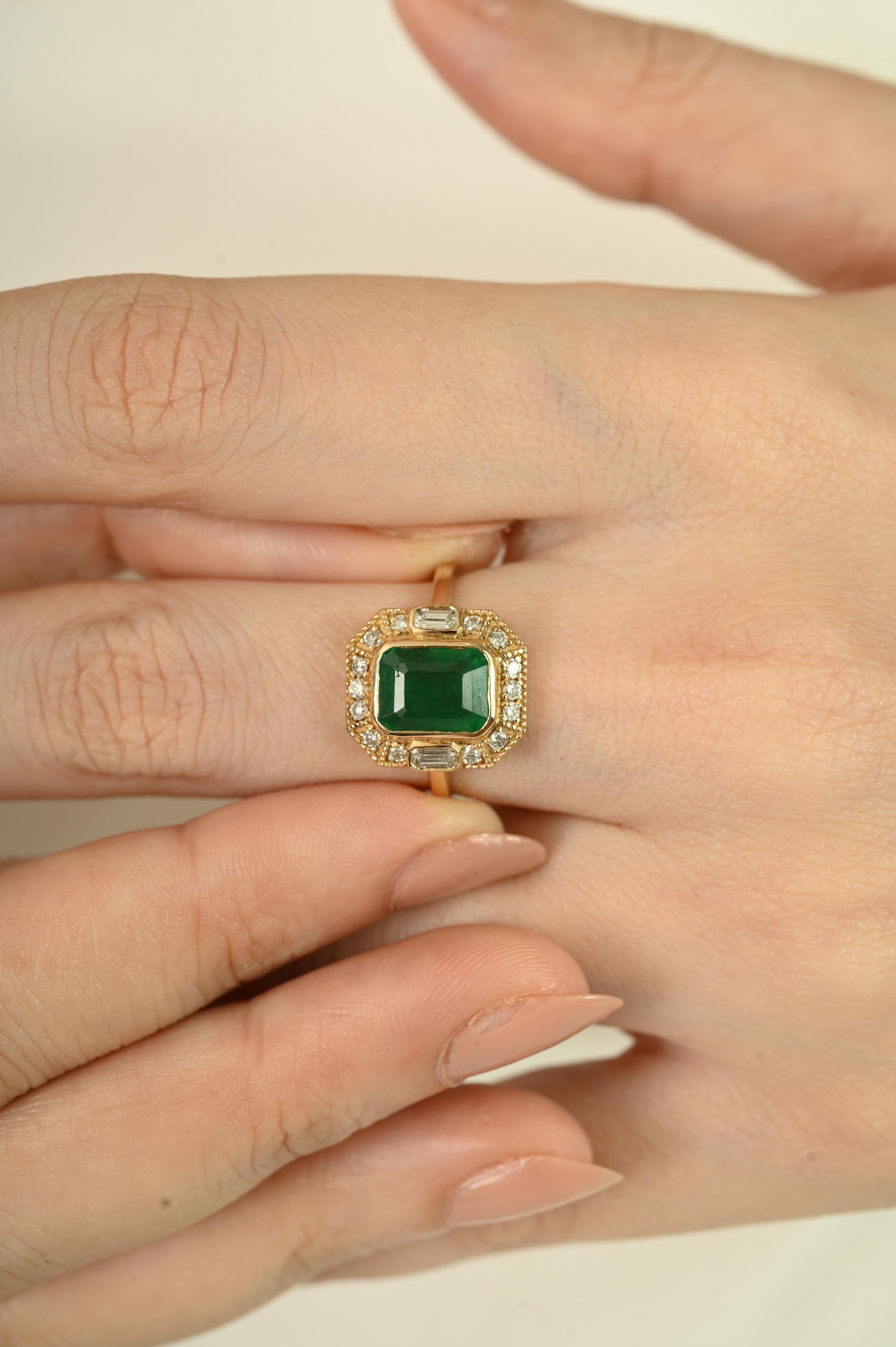 Im Angebot: 2,28 Karat Achteckiger Smaragd Statement-Ring mit Diamant-Halo aus massivem Gelbgold (14K) () 6