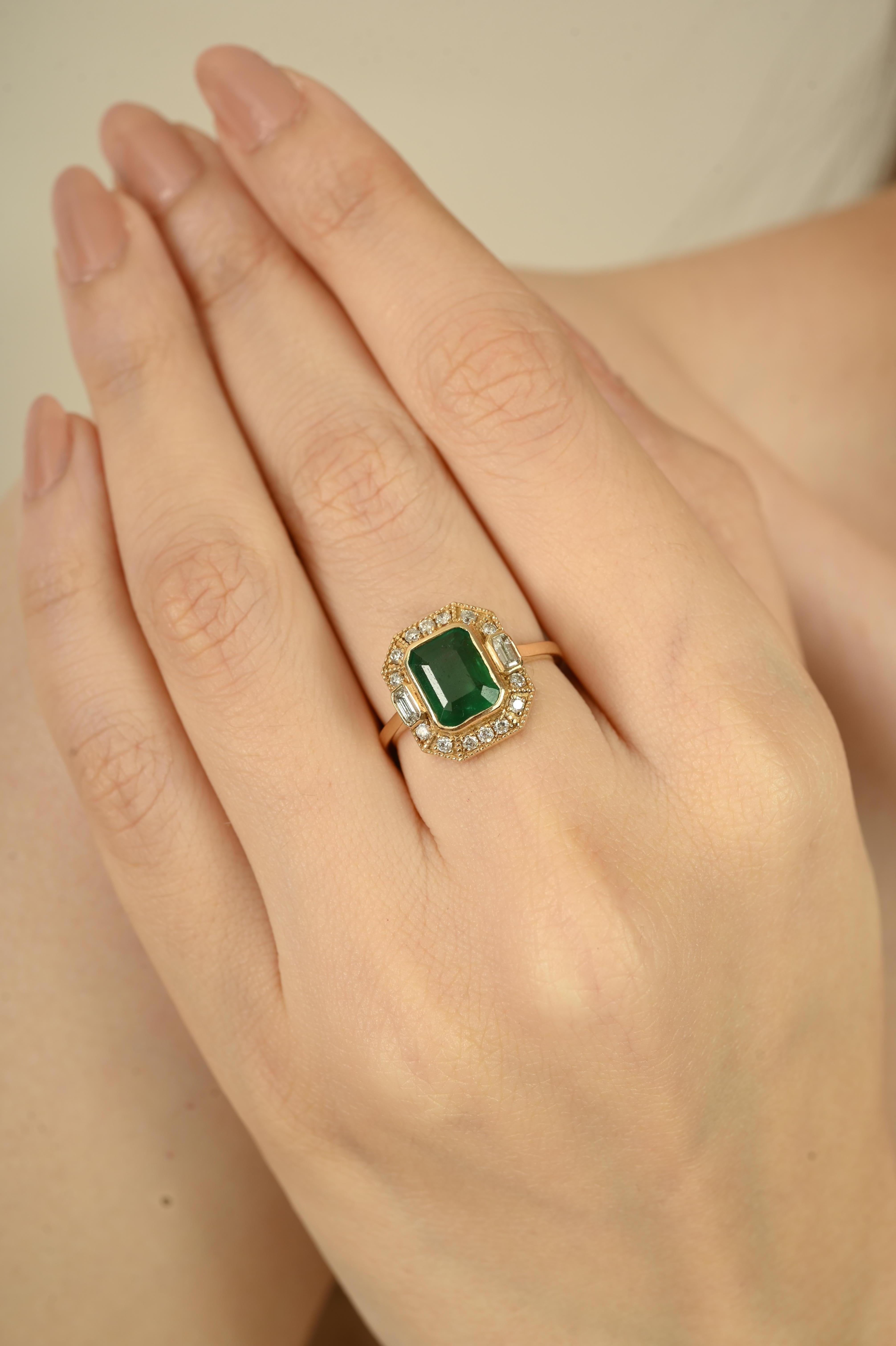 Im Angebot: 2,28 Karat Achteckiger Smaragd Statement-Ring mit Diamant-Halo aus massivem Gelbgold (14K) () 8