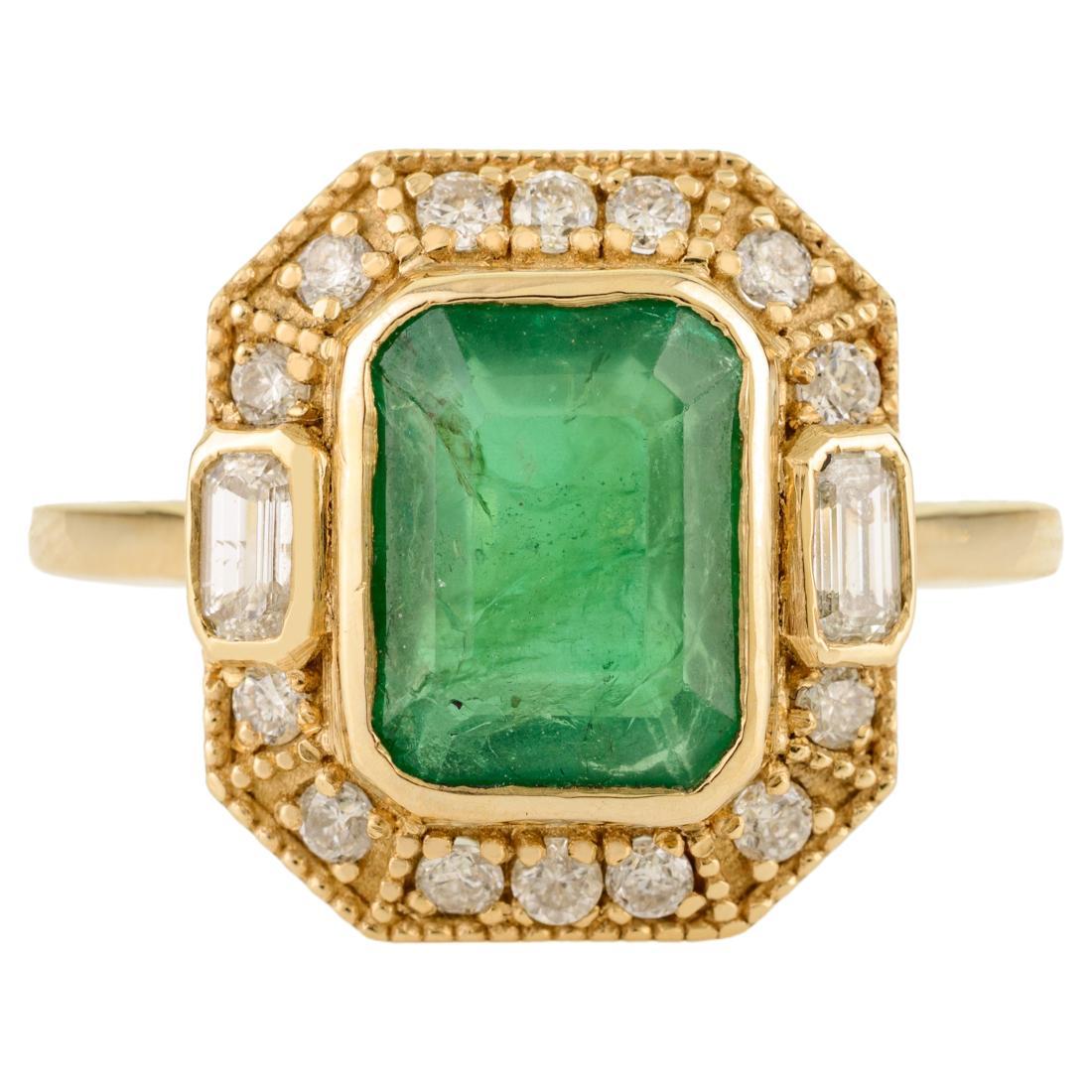 Im Angebot: 2,28 Karat Achteckiger Smaragd Statement-Ring mit Diamant-Halo aus massivem Gelbgold (14K) ()