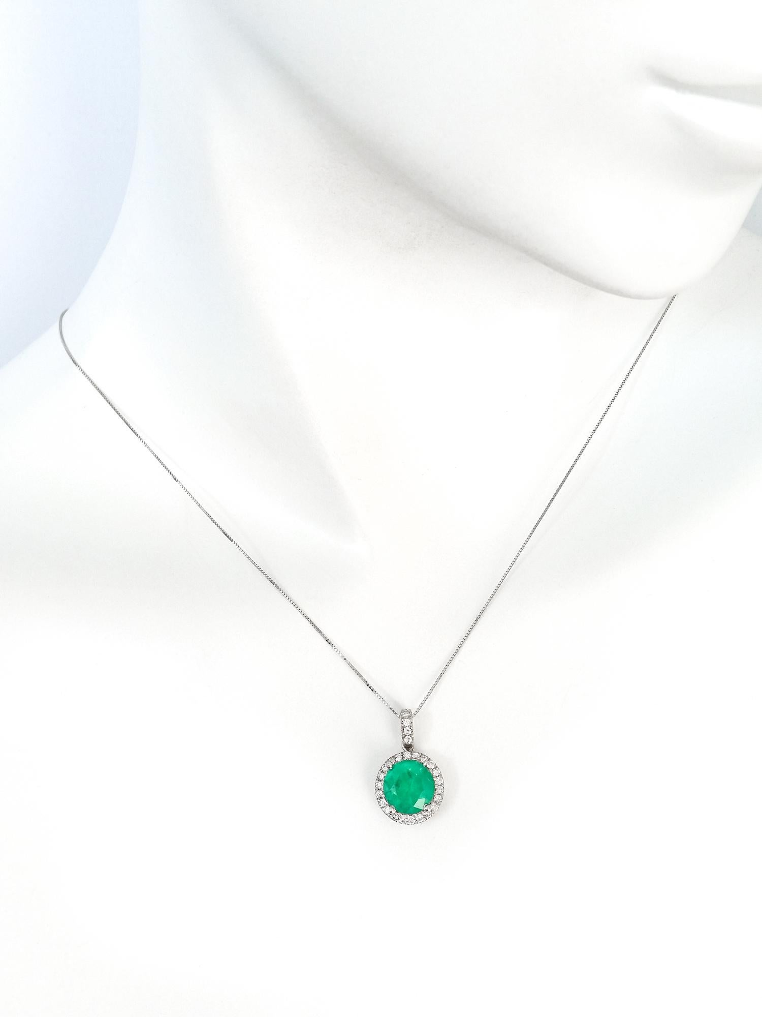 IGI Certified 2.28Tcw Emerald and Diamond 18k White Gold Pendant  In New Condition In Ramat Gan, IL