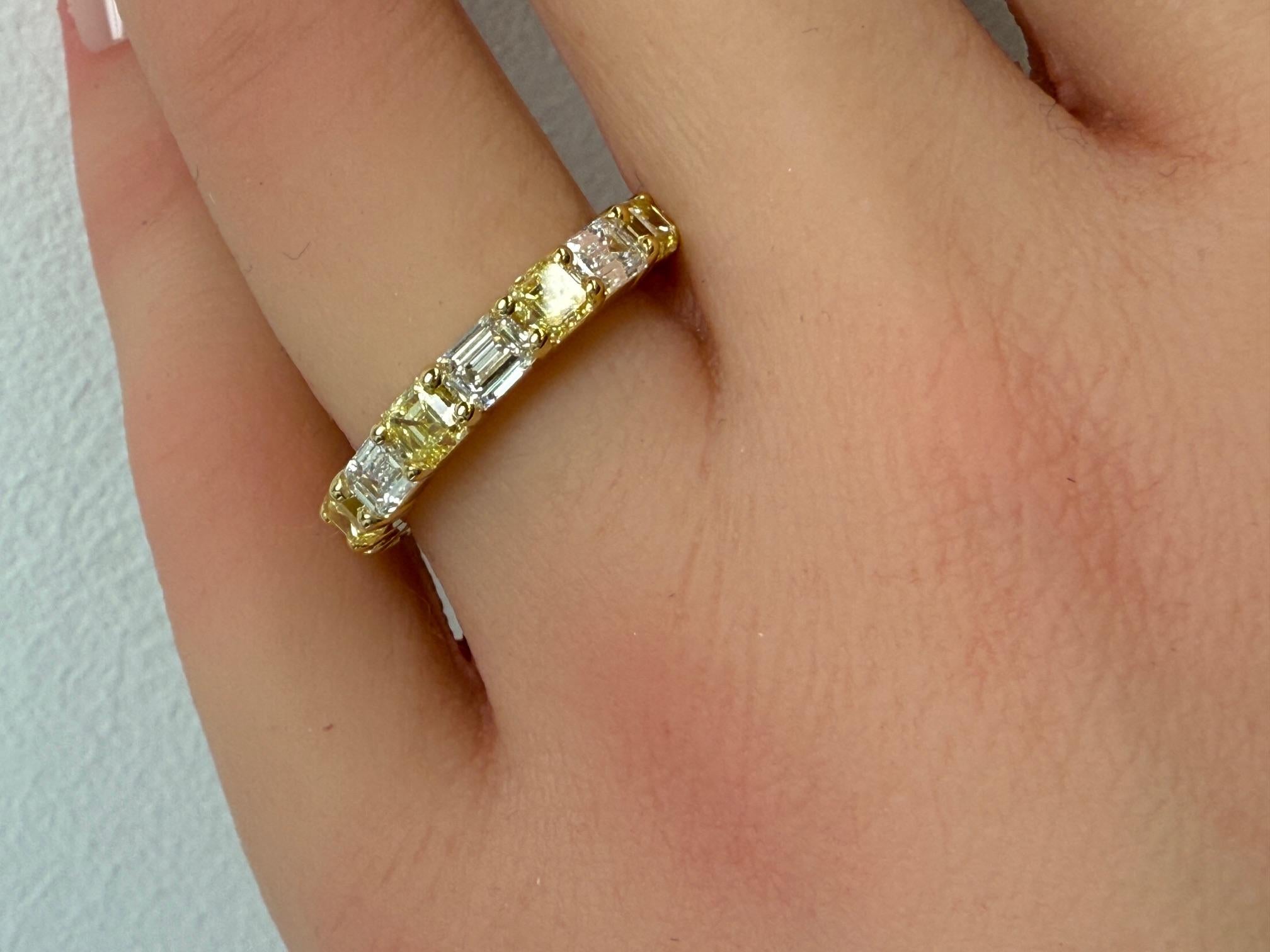 2,28 Karat intensiver gelber Diamant & Diamantring mit Smaragdschliff in 18K Gold im Angebot 5
