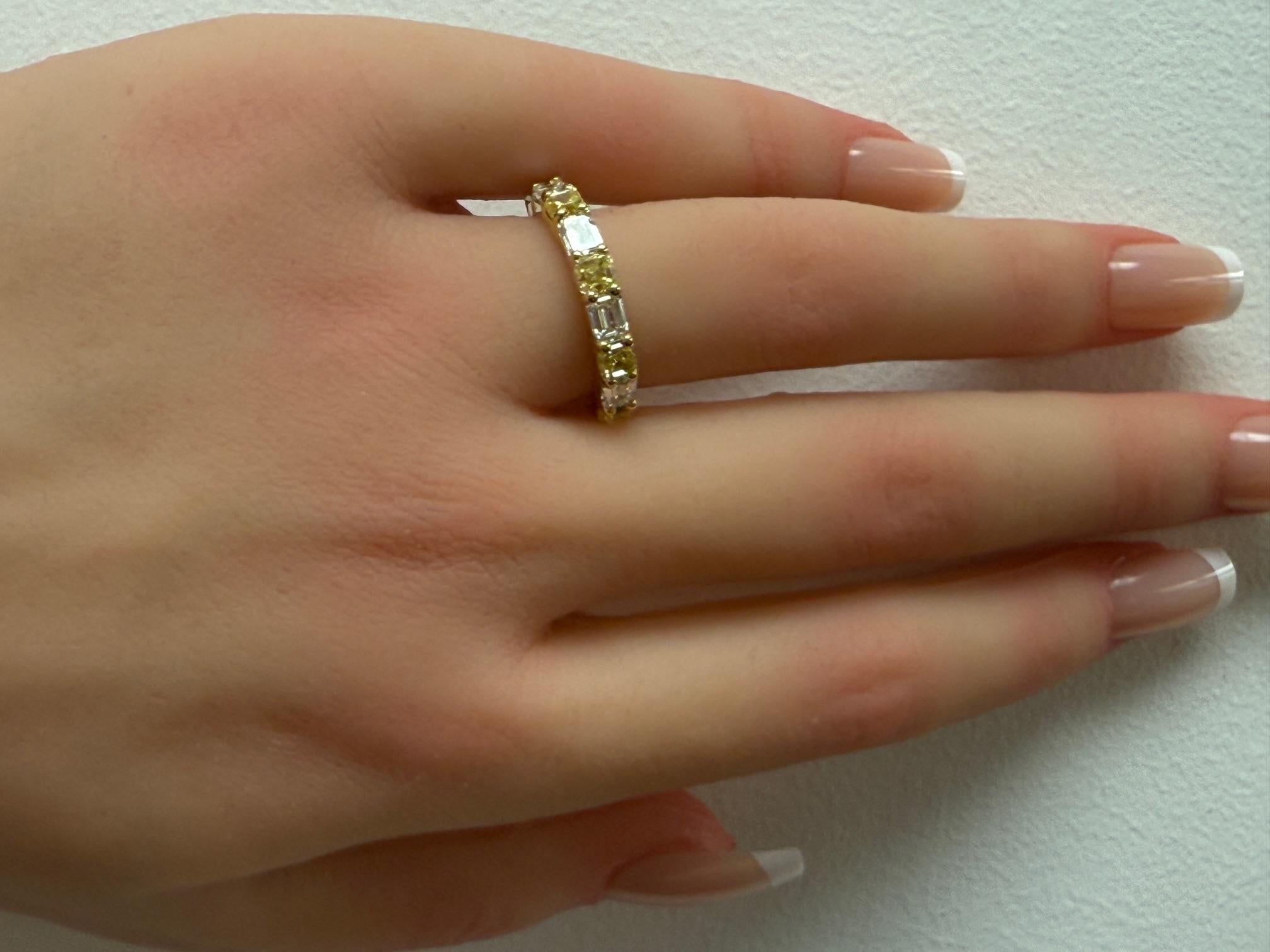 2,28 Karat intensiver gelber Diamant & Diamantring mit Smaragdschliff in 18K Gold im Angebot 1