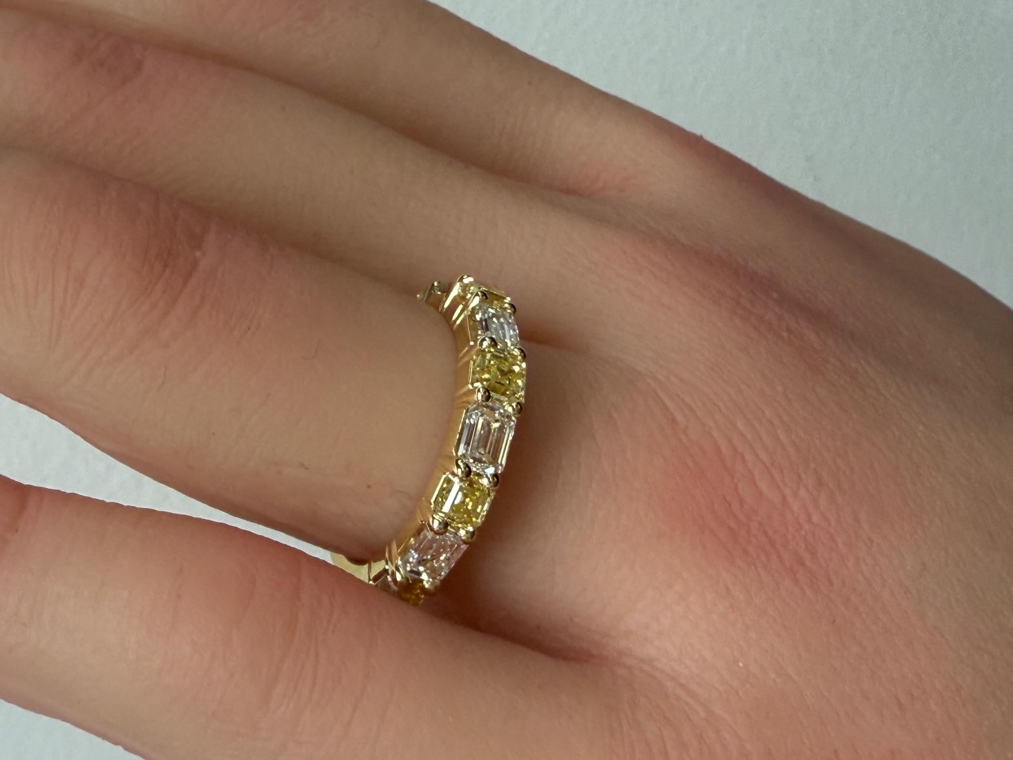 2,28 Karat intensiver gelber Diamant & Diamantring mit Smaragdschliff in 18K Gold im Angebot 3