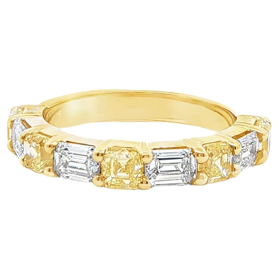 2,28 Karat intensiver gelber Diamant 
Diamantring mit Smaragdschliff in 18K Gold