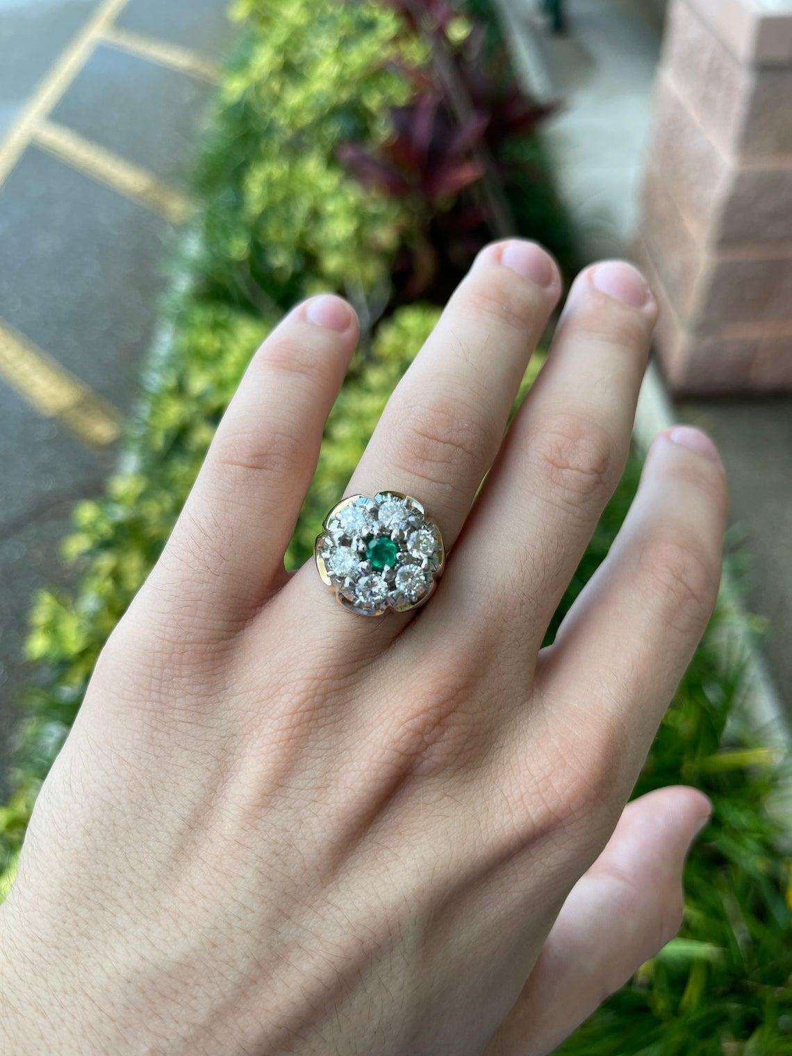 2.28tcw 14K Herren-Cluster-Ring mit zweifarbigem kolumbianischem Smaragd im Rundschliff und Diamanten im Rundschliff (Moderne) im Angebot