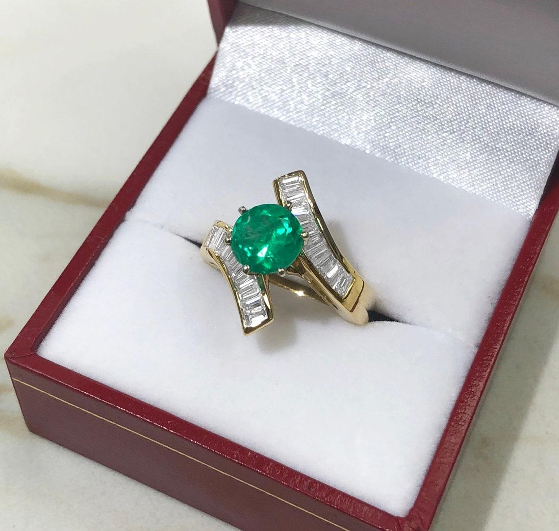 2.28tcw 14K Round Colombian Emerald & Bypass Baguette Diamond Engagement Ring In New Condition For Sale In Jupiter, FL