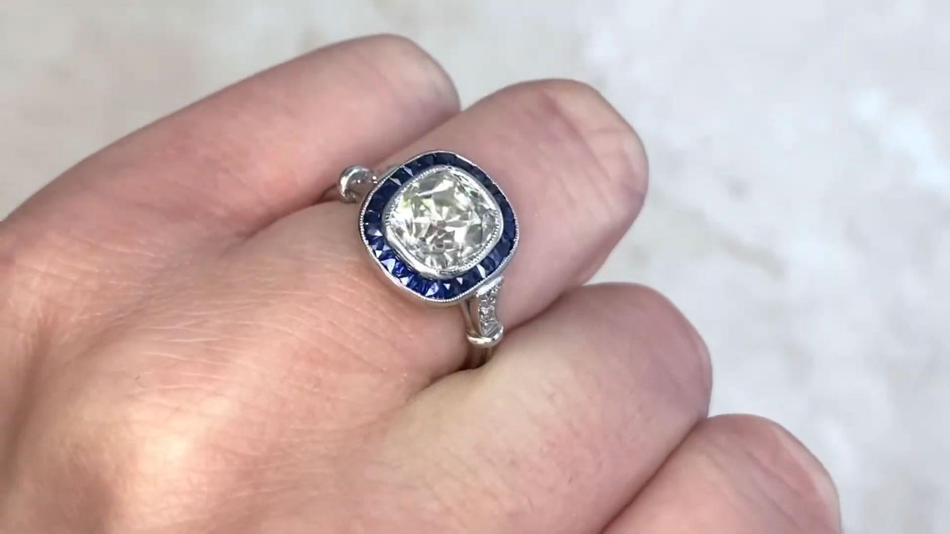 Ein exquisiter Halo-Ring mit einem antiken Diamanten im Kissenschliff von ca. 2,20 Karat als Herzstück. Dieser bezaubernde Diamant mit dem Farbgrad K und der Reinheit VS1 ist in eine Lünette gefasst, um seinen Vintage-Charakter zu unterstreichen. Er