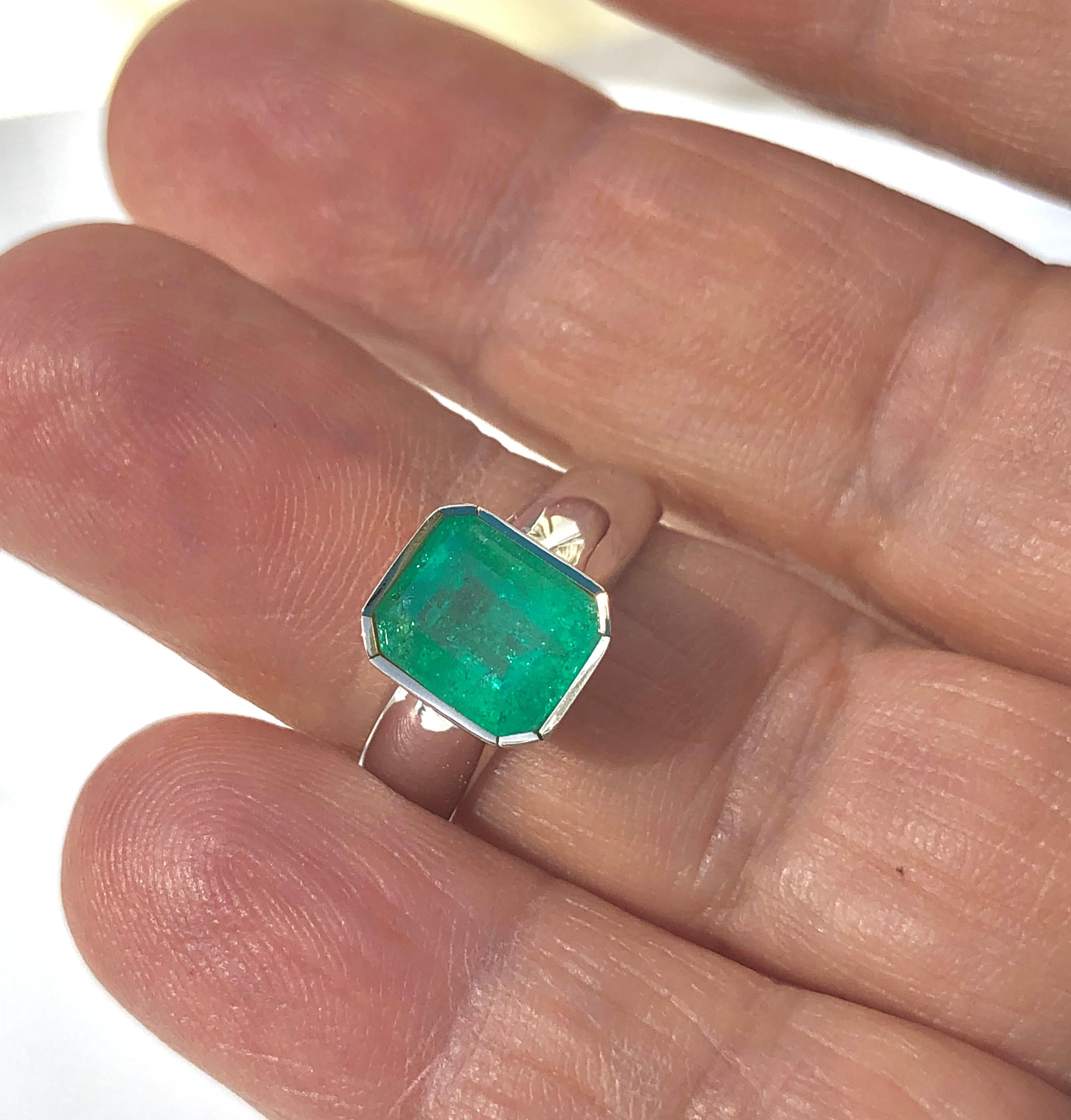 Kolumbianischer Smaragd 2,29 Karat Smaragd Solitär Ring Zweifarbiger 18K Gold (Smaragdschliff) im Angebot